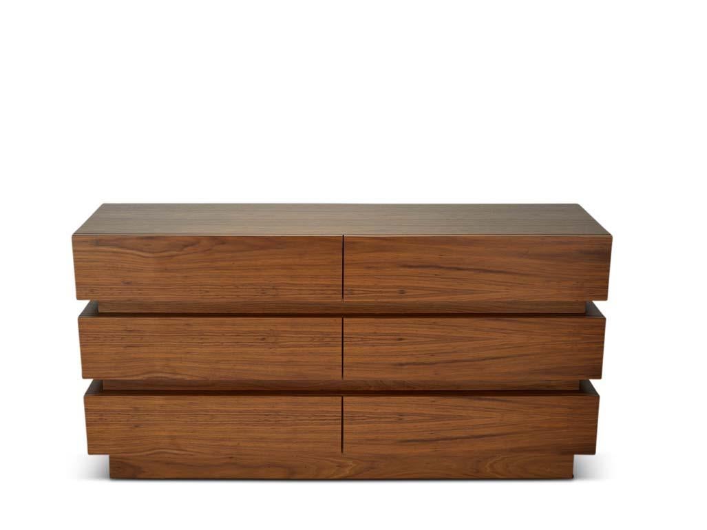 Die Kommode mit sechs Schubladen ist aus amerikanischem Nussbaum oder Weißeiche gefertigt.

Die Lawson-Fenning Collection'S wird in Los Angeles, Kalifornien, entworfen und handgefertigt. Wenden Sie sich an uns, um zu erfahren, welche Optionen