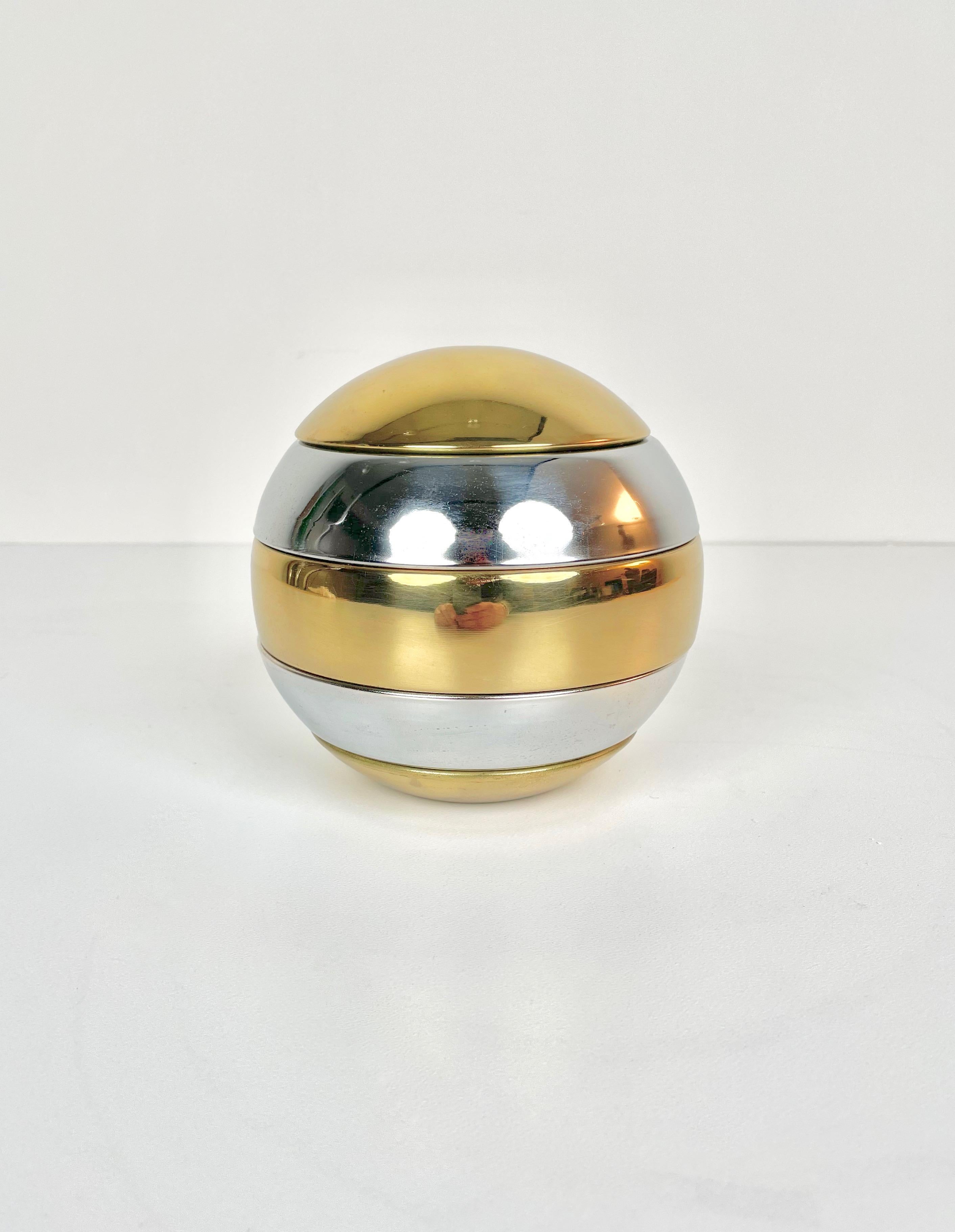 Globe shaped stackable ashtrays or bowls in chrome and brass in the style of the Italian designer Tommaso Barbi. Made in Italy in the 1970s.