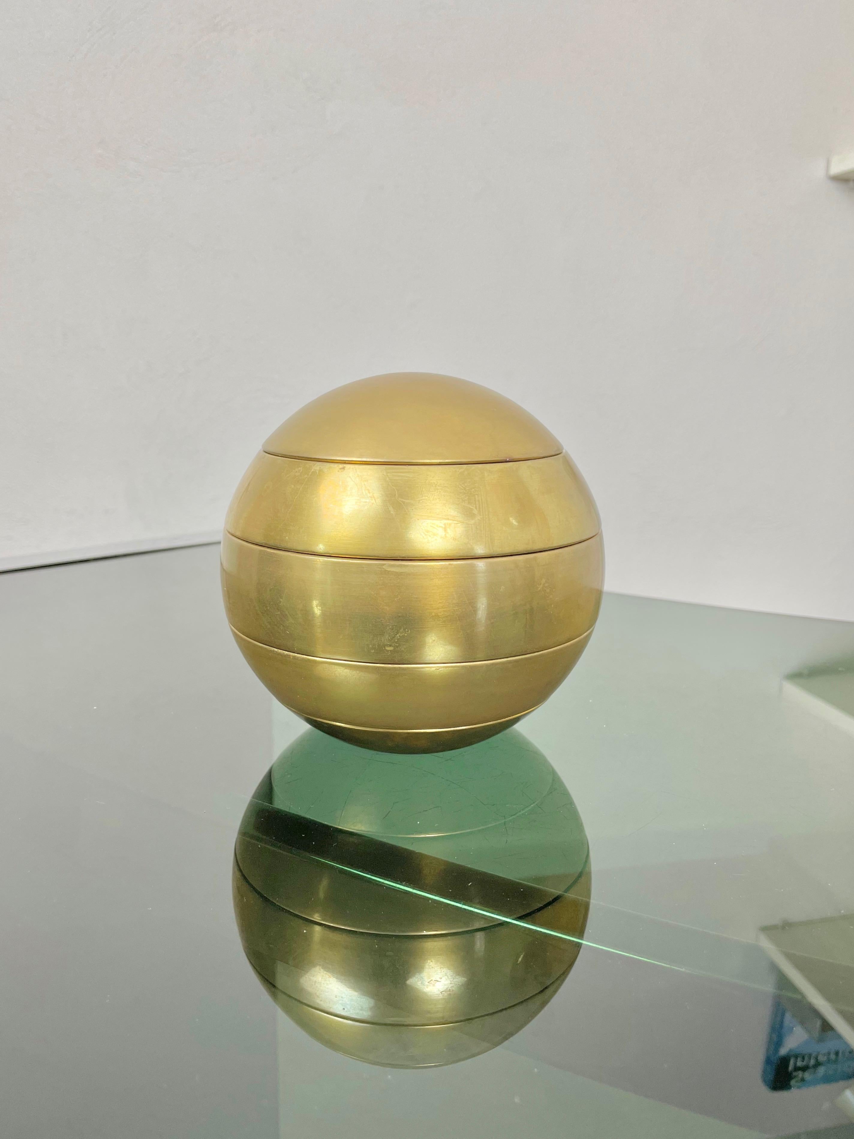 Globe shaped stackable ashtrays or bowls entirely in brass attributed to the Italian designer Tommaso Barbi. Made in Italy in the 1970s.