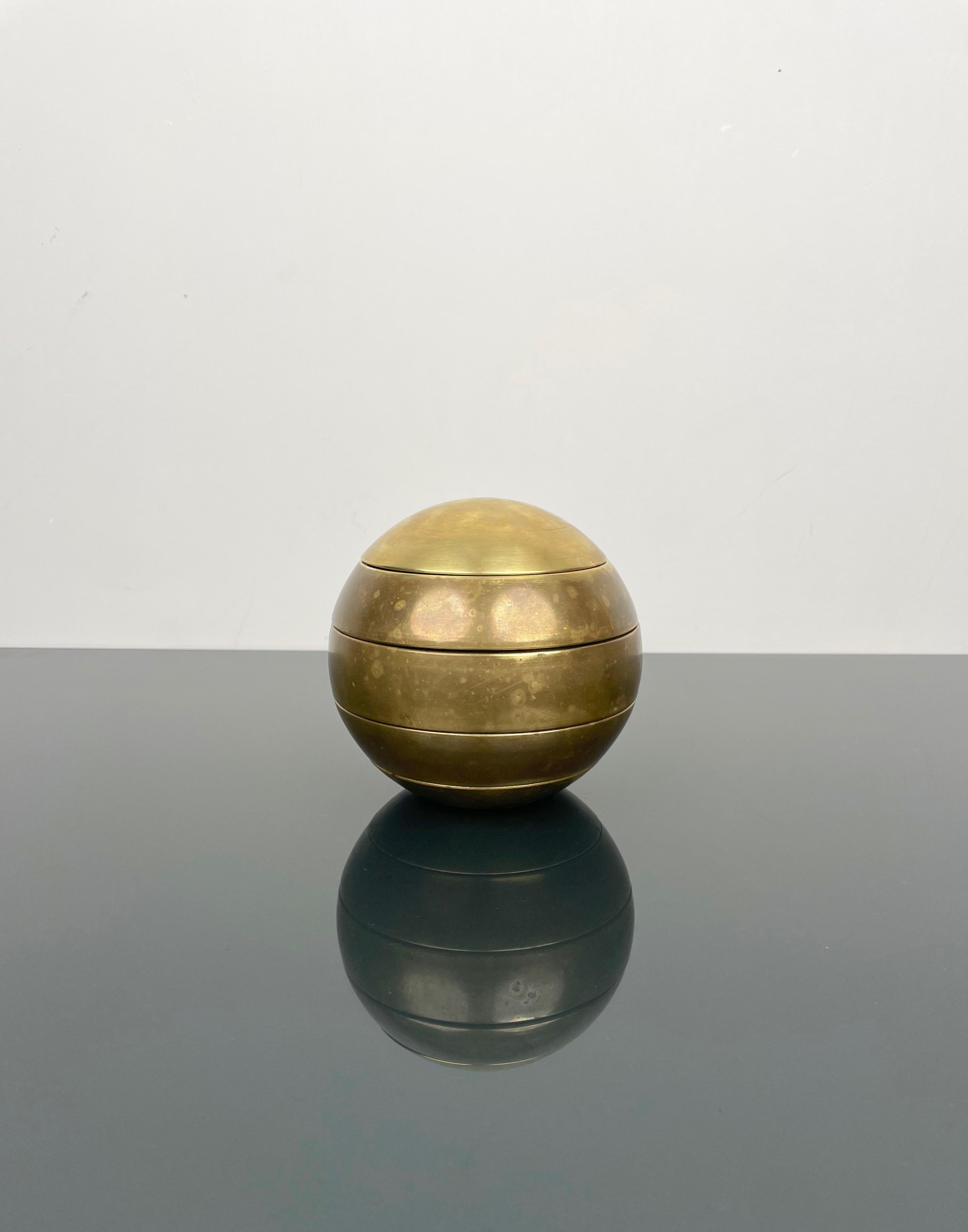 Globe shaped stackable ashtrays or bowls entirely in brass attributed to the Italian designer Tommaso Barbi. 

Made in Italy in the 1970s.

The brass has a nice patina (on request and at no cost it can be polished).
