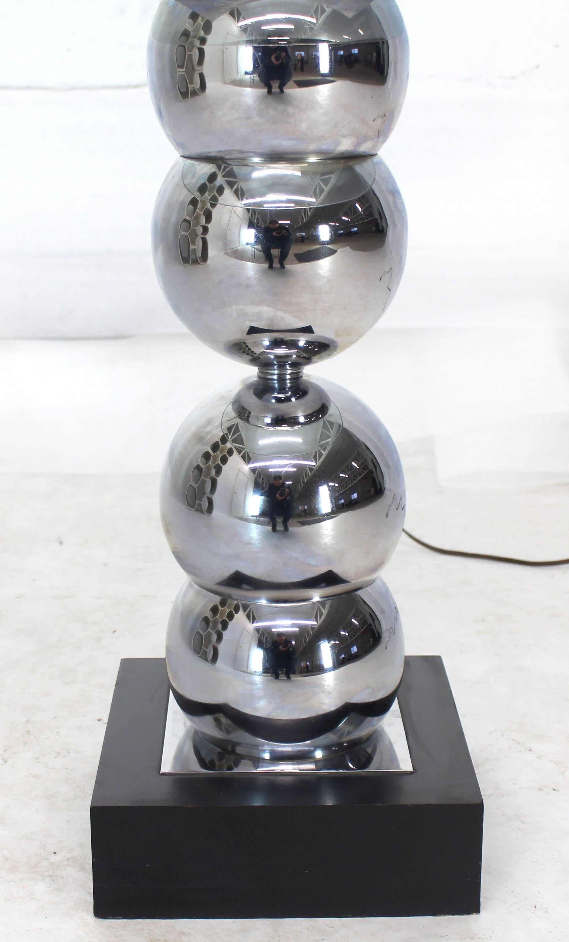 Stacked Chrome Globes Base Glass Side Table Floor Lamp In Excellent Condition For Sale In Rockaway, NJ