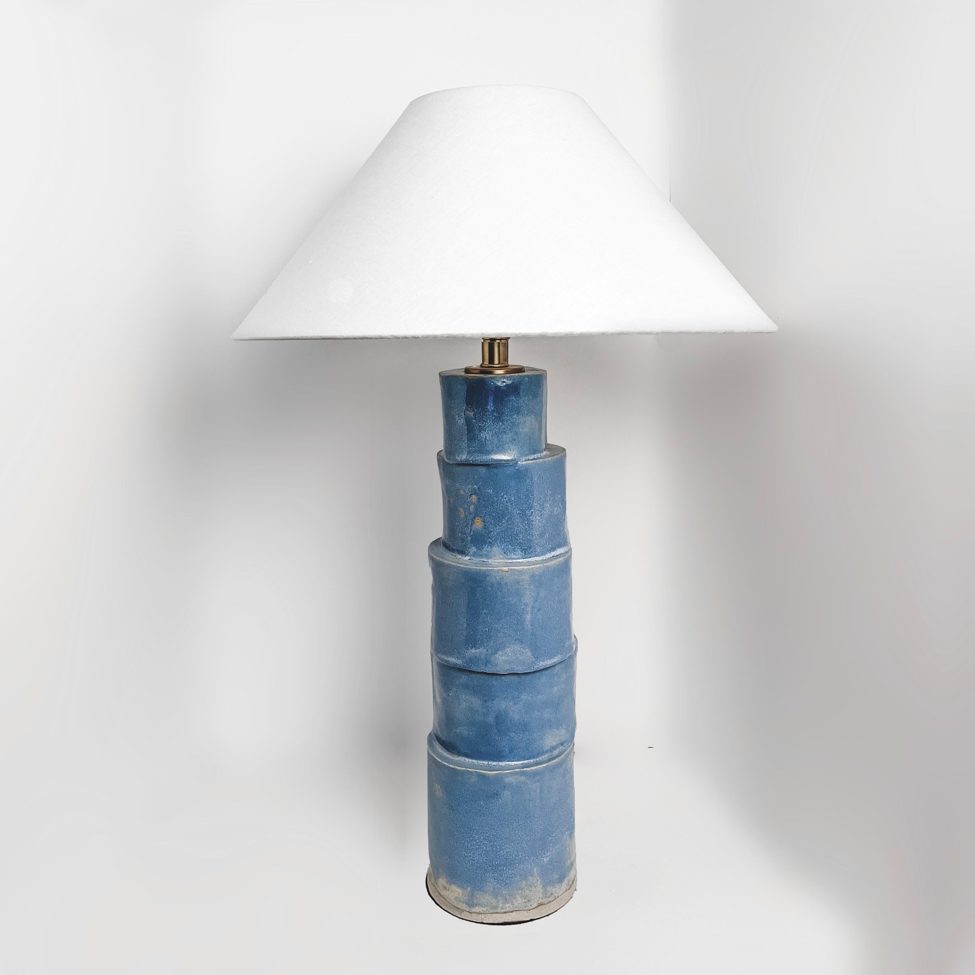 Moderne Lampe de table à colonne empilée en glaçure bleue