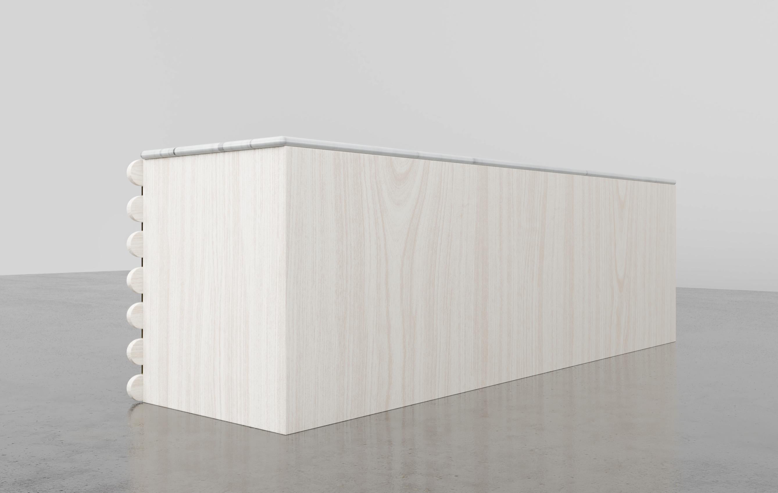 Américain CREDENZA STACKED - Détails modernes en bois avec incrustation en métal et plateau en marbre