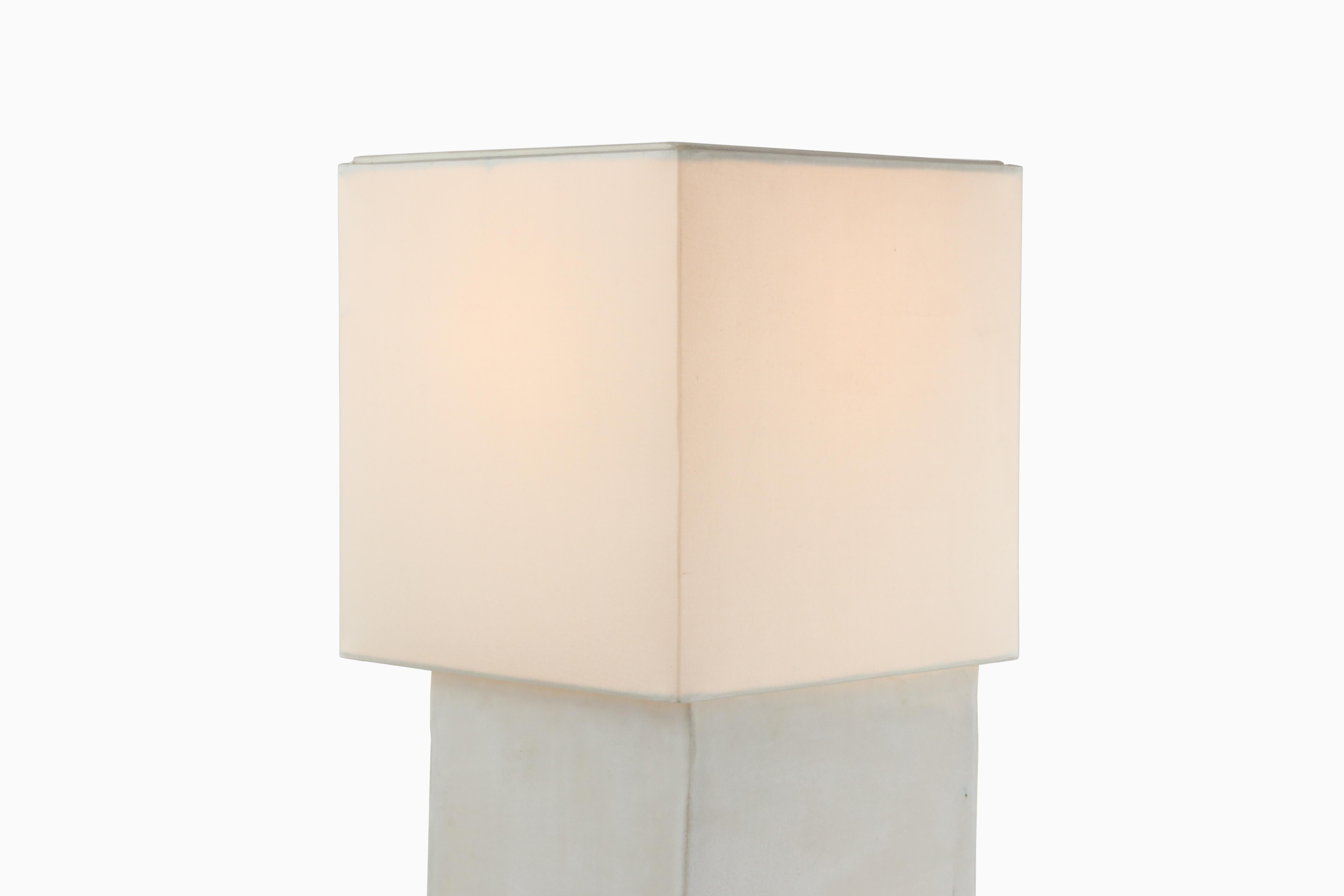 Lampe cubique empilée en céramique avec abat-jour en soie de Christopher Kreiling en vente 2