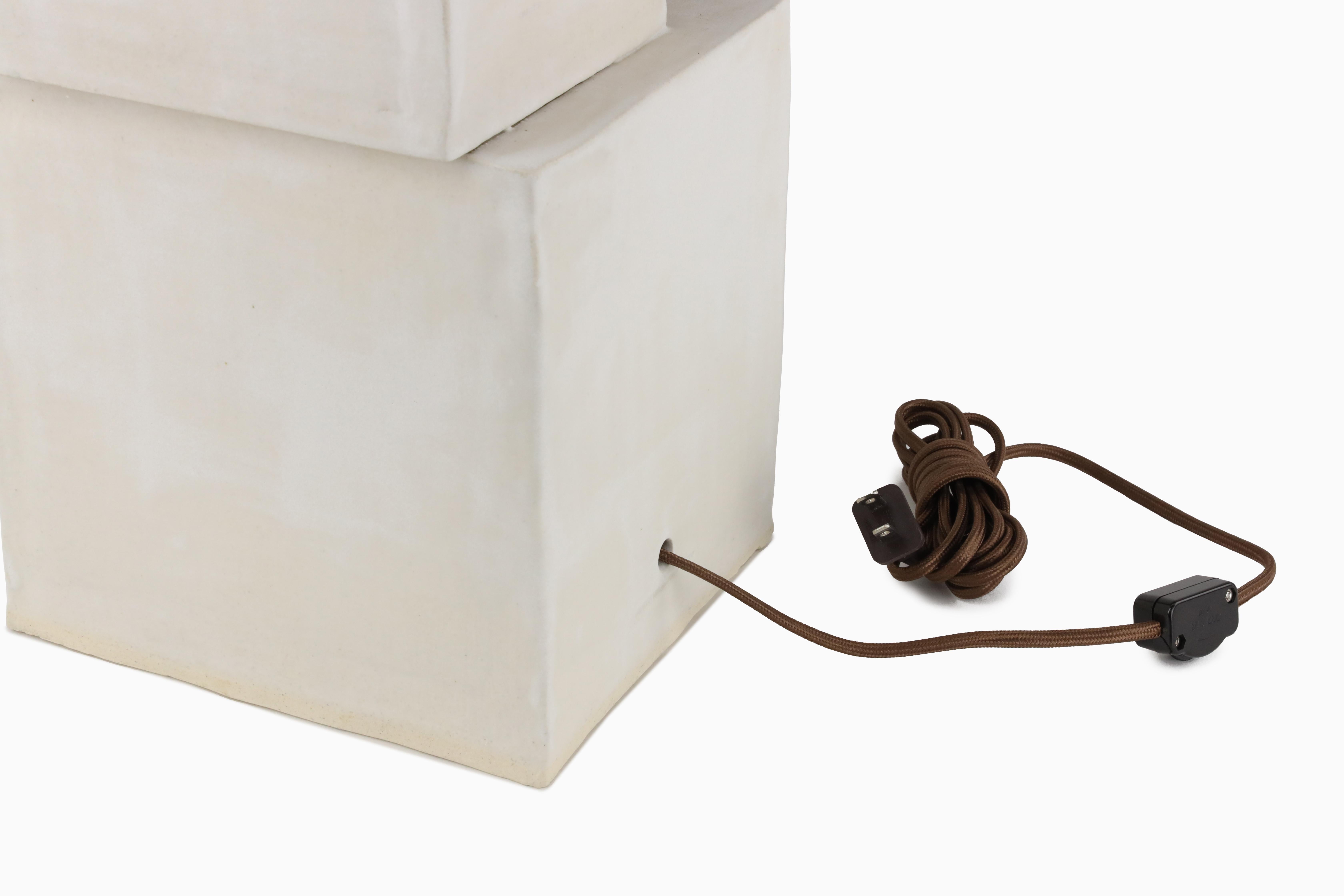 Stapelbare Würfellampe aus Keramik mit Seidenschirm von Christopher Kreiling im Angebot 3