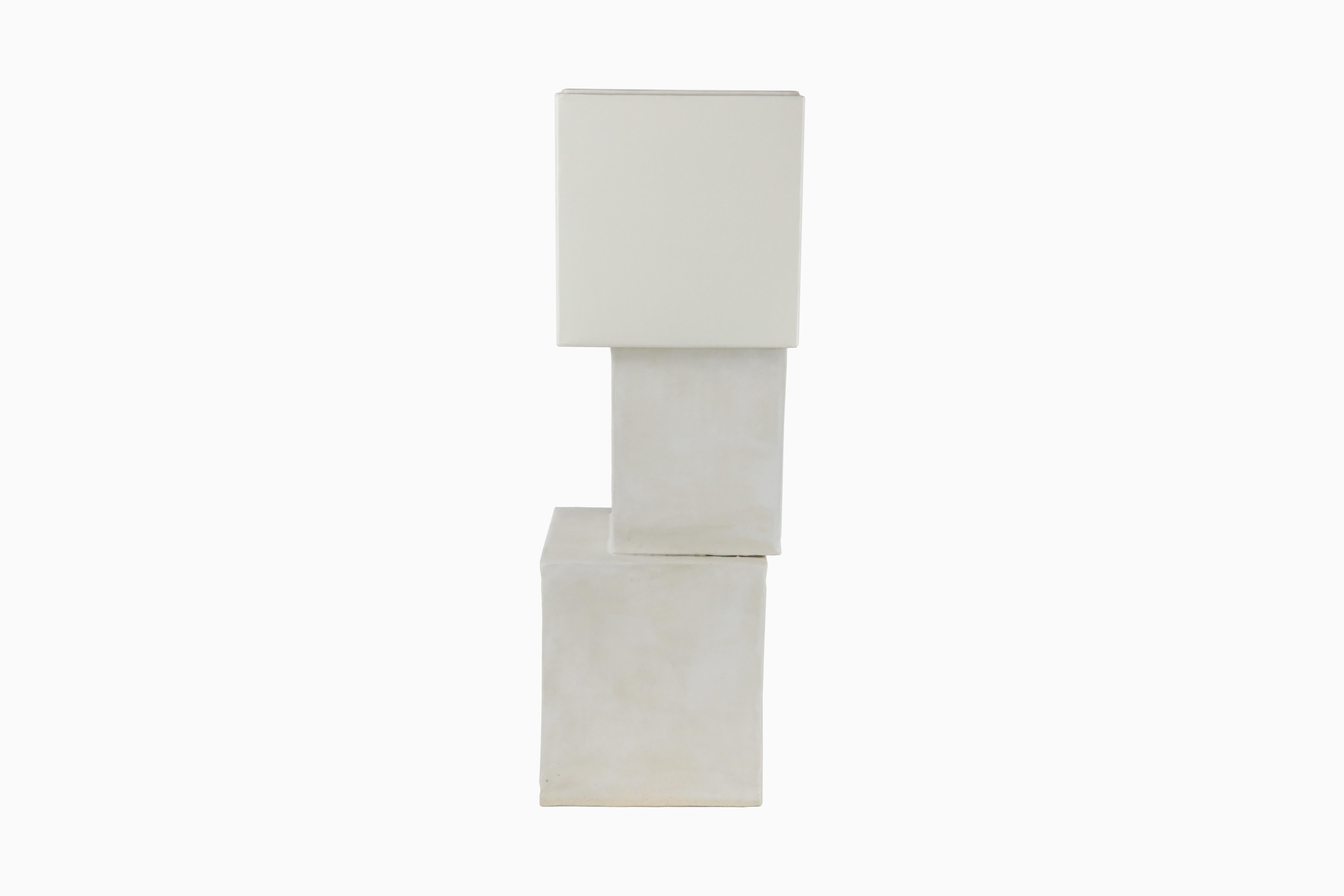 Moderne Lampe cubique empilée en céramique avec abat-jour en soie de Christopher Kreiling en vente