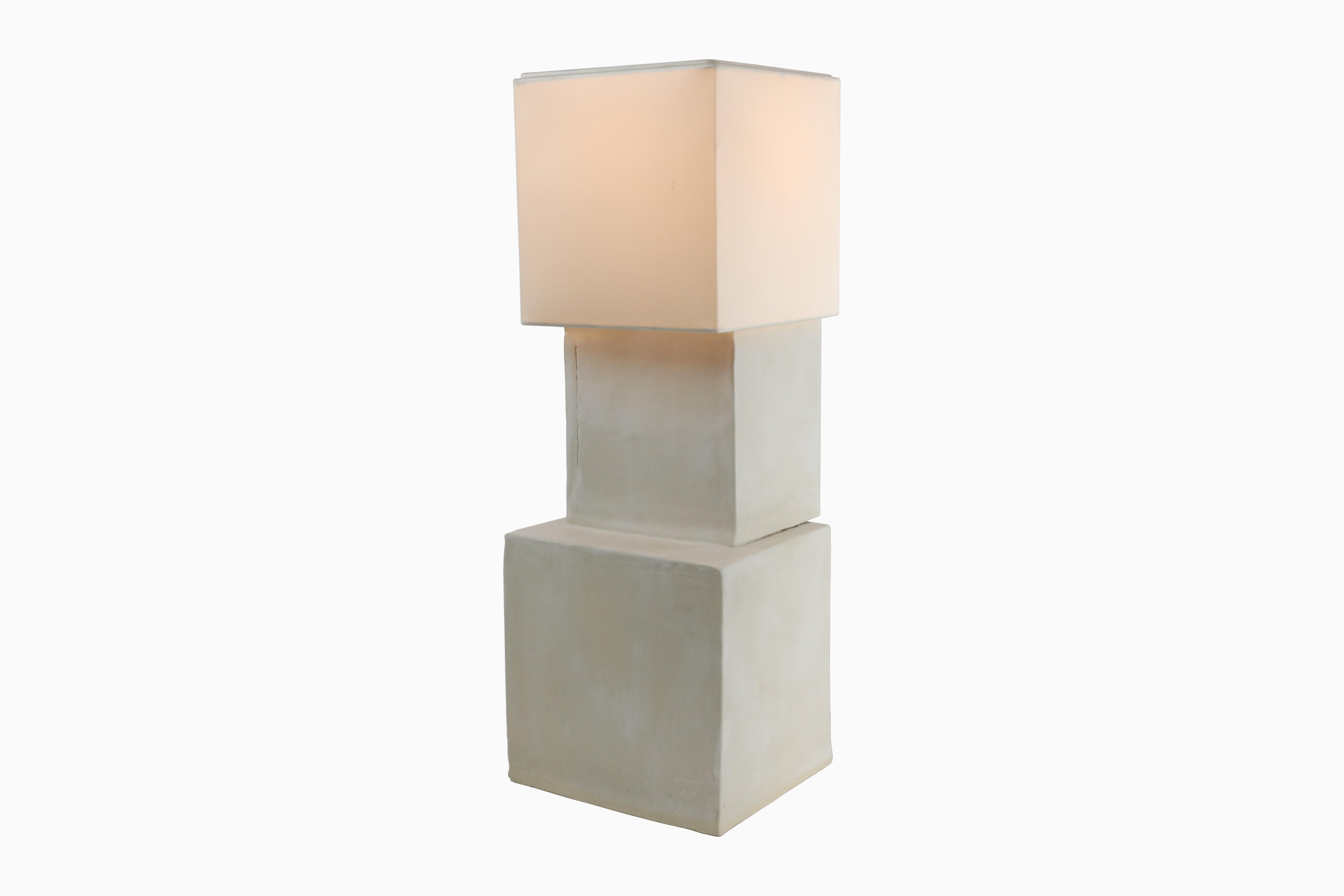 Lampe cubique empilée en céramique avec abat-jour en soie de Christopher Kreiling Neuf - En vente à Los Angeles, CA