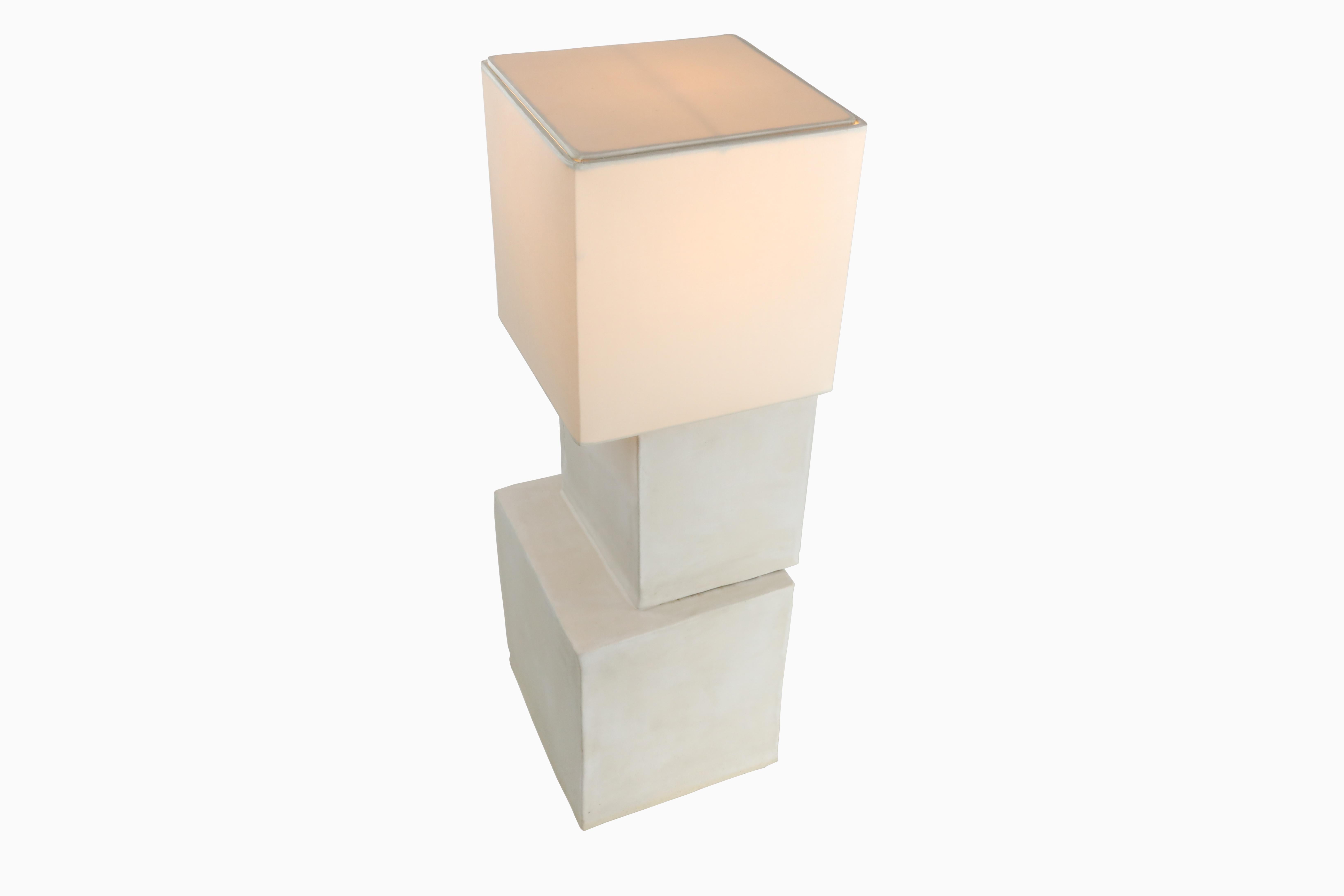 Argile Lampe cubique empilée en céramique avec abat-jour en soie de Christopher Kreiling en vente