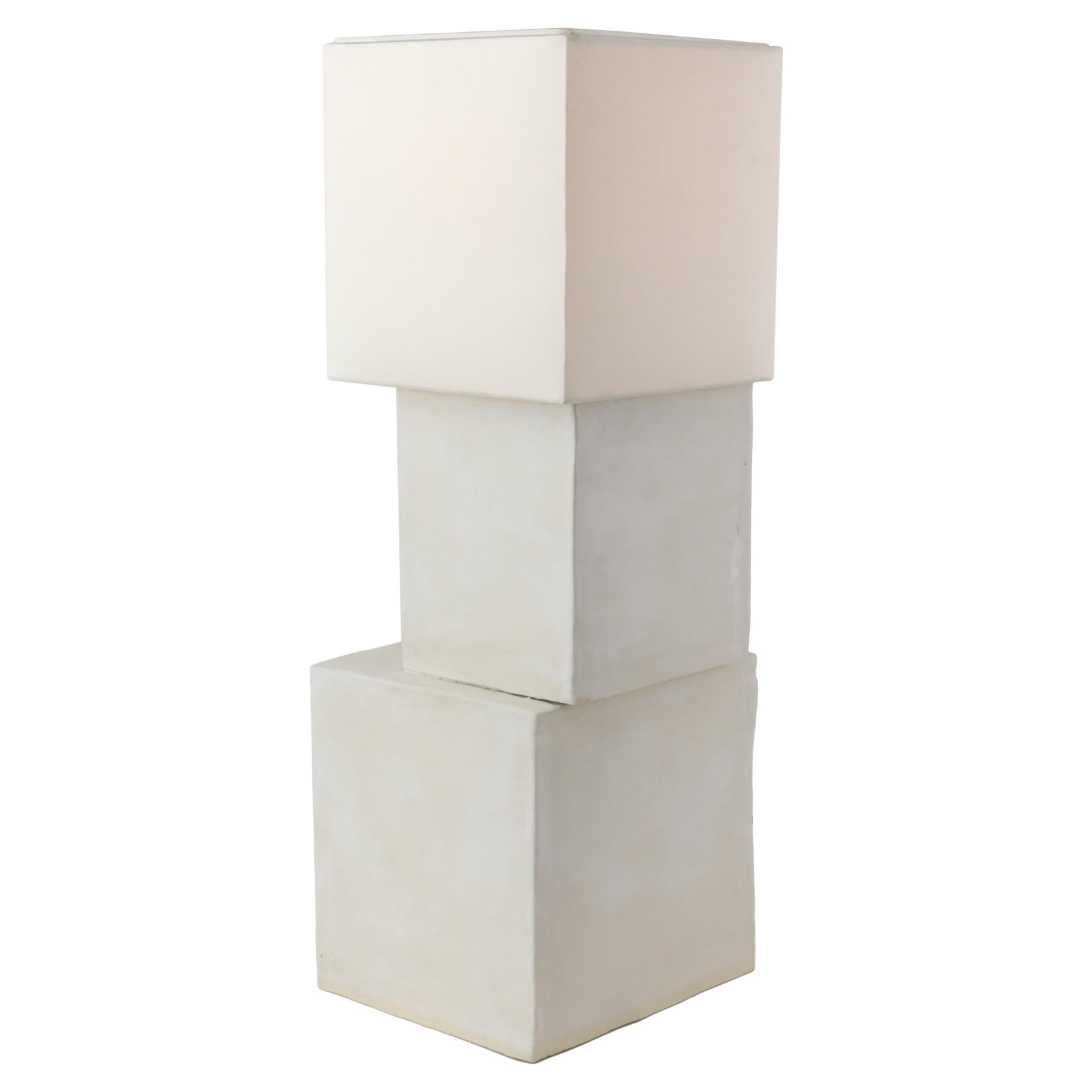 Lampe cubique empilée en céramique avec abat-jour en soie de Christopher Kreiling