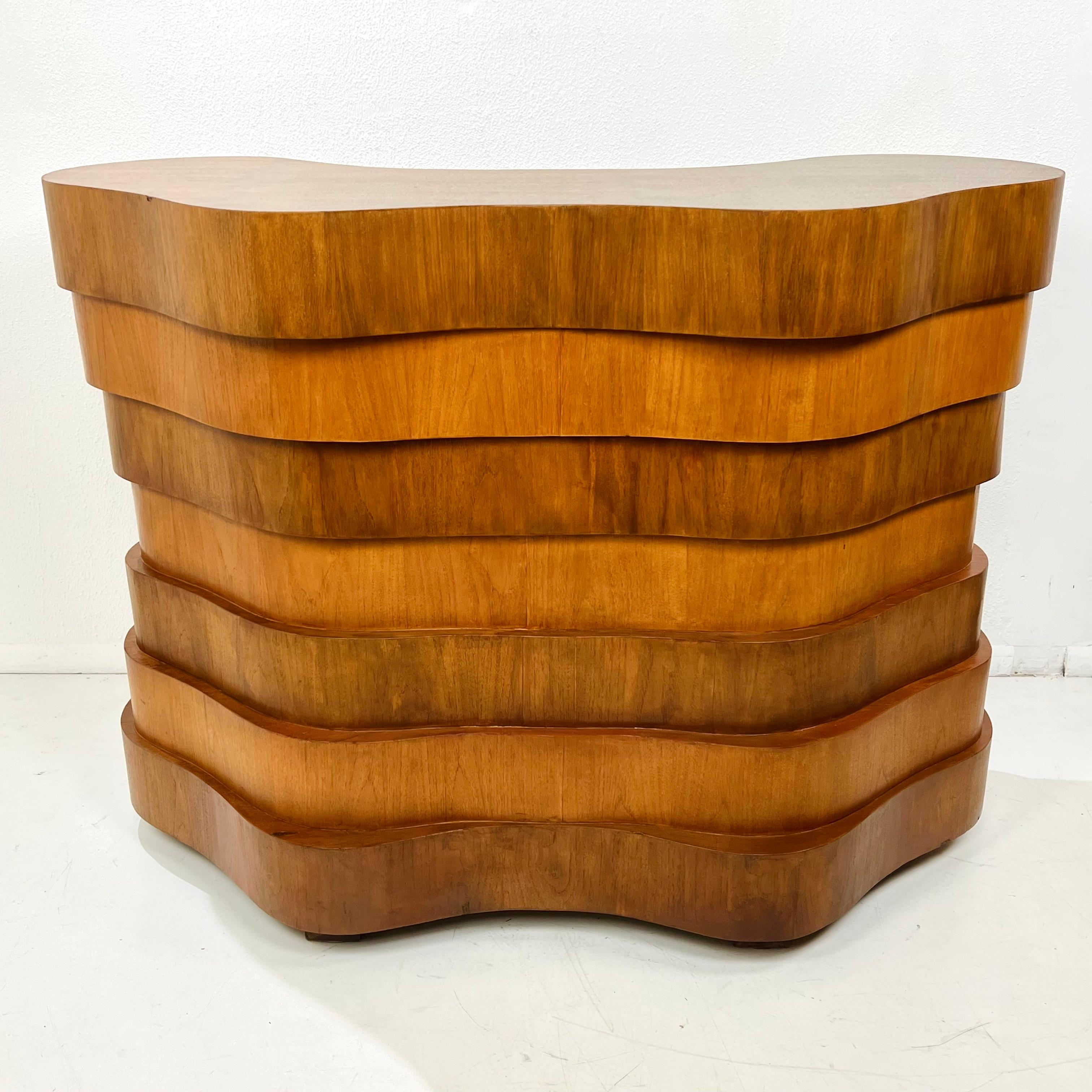 Stupendo e raro bar a secco biomorfico in stile Art Deco / Mid-Century Modern dal design sinuoso e a gradini. Questo bar presenta strati di forme curve che si alternano in un motivo di legno scuro e chiaro. Nella parte posteriore ci sono tre
