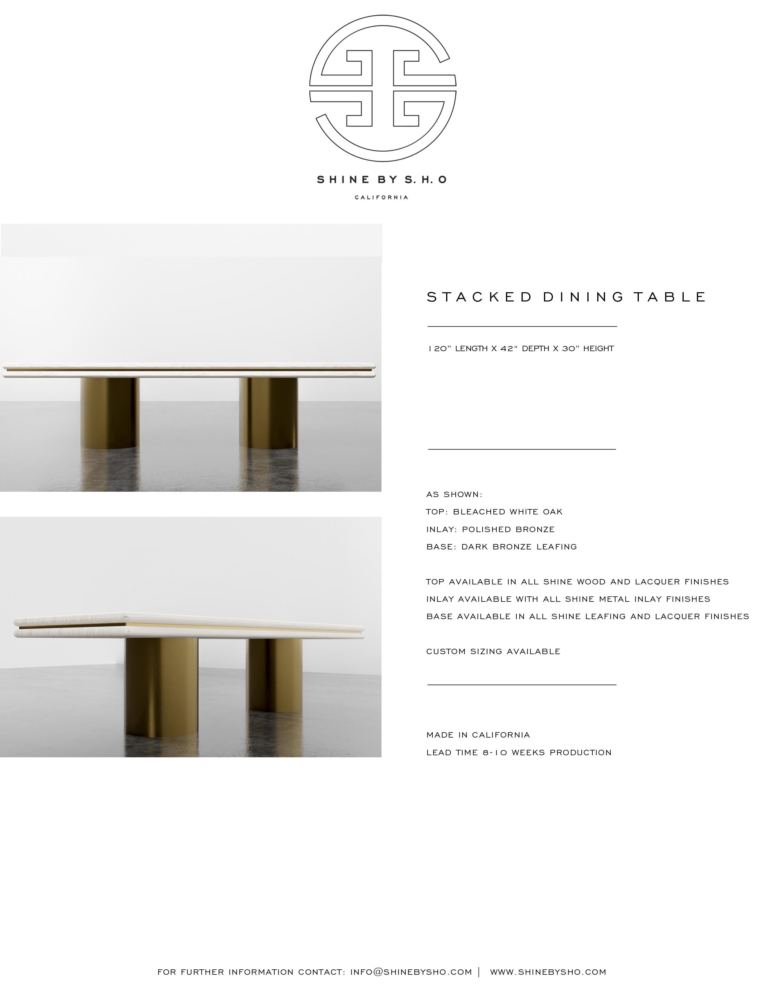 Blanchi TABLE À MANGER STACKED - Table de salle à manger moderne en bois avec incrustation et bases en métal en vente