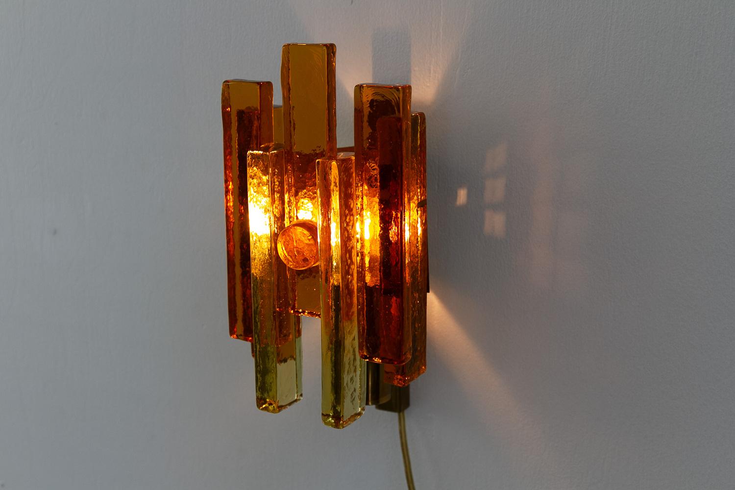 Aplique apilado de cristal y latón de Svend Aage Holm Sørensen, década de 1960. en venta 3
