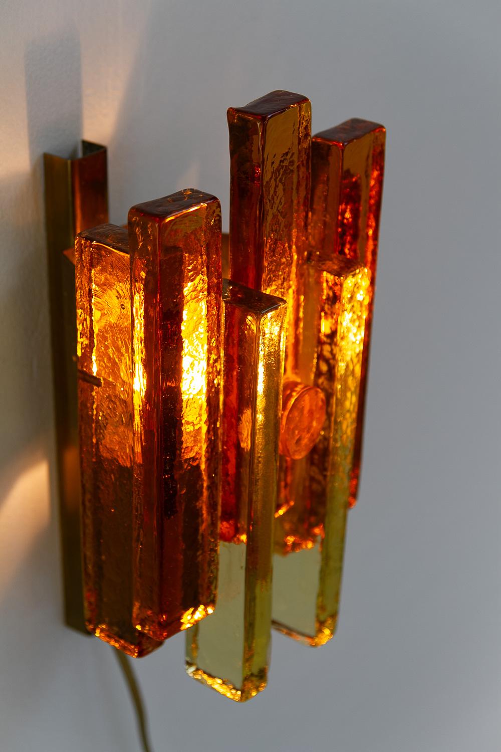 Aplique apilado de cristal y latón de Svend Aage Holm Sørensen, década de 1960. en venta 5
