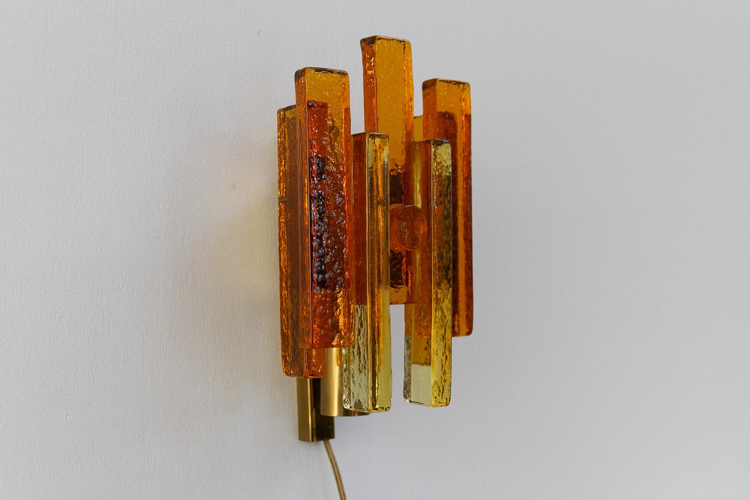 Aplique apilado de cristal y latón de Svend Aage Holm Sørensen, década de 1960. Moderno de mediados de siglo en venta