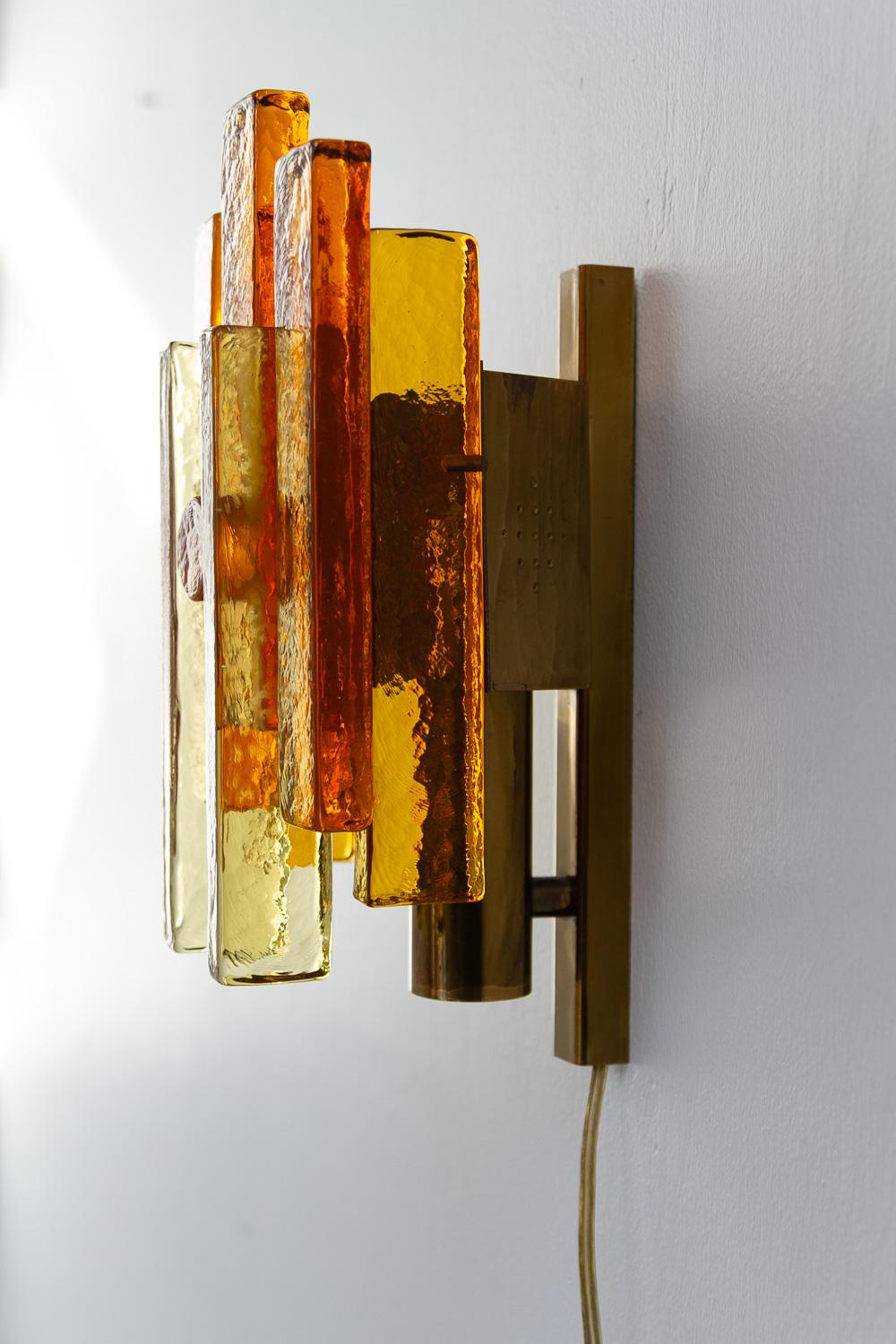 Aplique apilado de cristal y latón de Svend Aage Holm Sørensen, década de 1960. Danés en venta