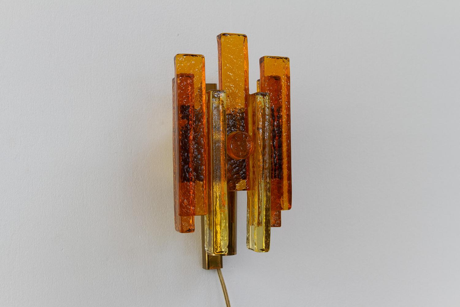 Aplique apilado de cristal y latón de Svend Aage Holm Sørensen, década de 1960. en venta 1