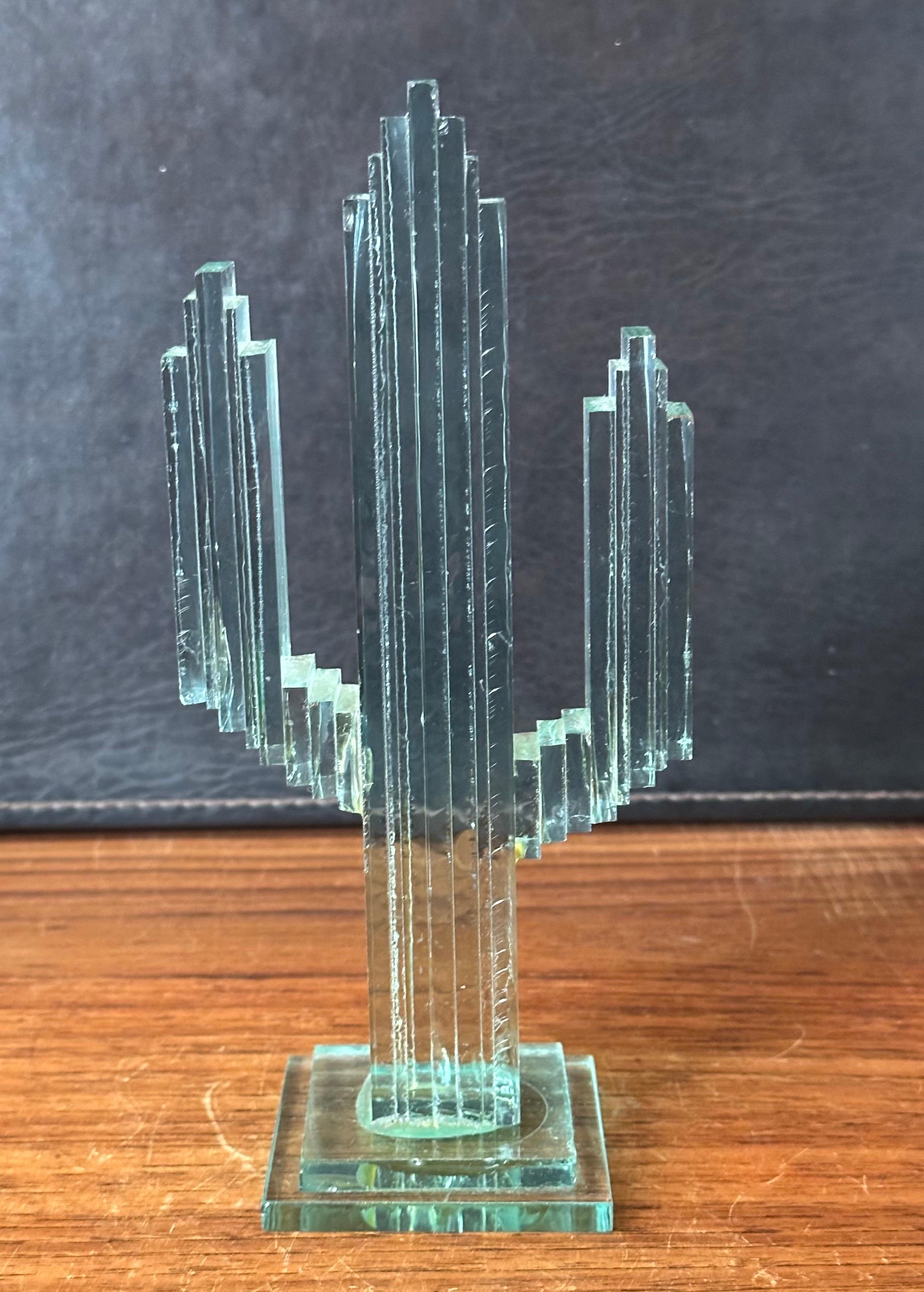 Fatto a mano Scultura di cactus Saguaro con pannello in vetro impilato in vendita