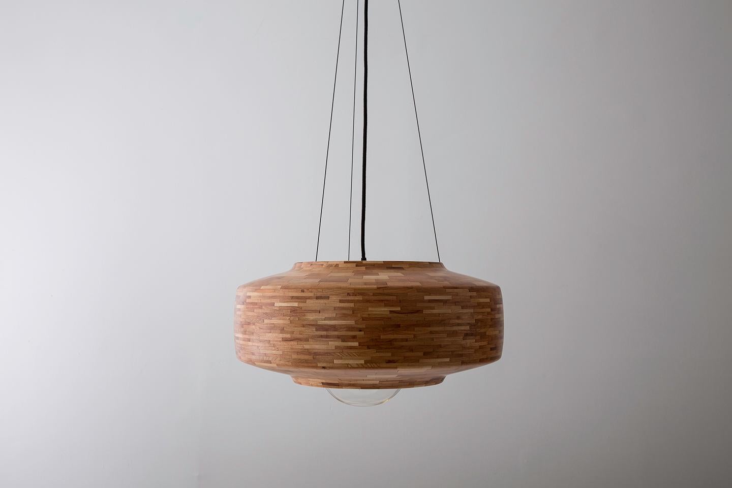 Die STACKED Illuminated Saucer Sculpture lässt sich in praktisch jedem Holz und jeder Oberfläche individuell gestalten. Die in diesem Angebot gezeigten Beispiele sind in Kirsche und Nussbaum, beide in einer natürlichen Ausführung. Es sind jedoch