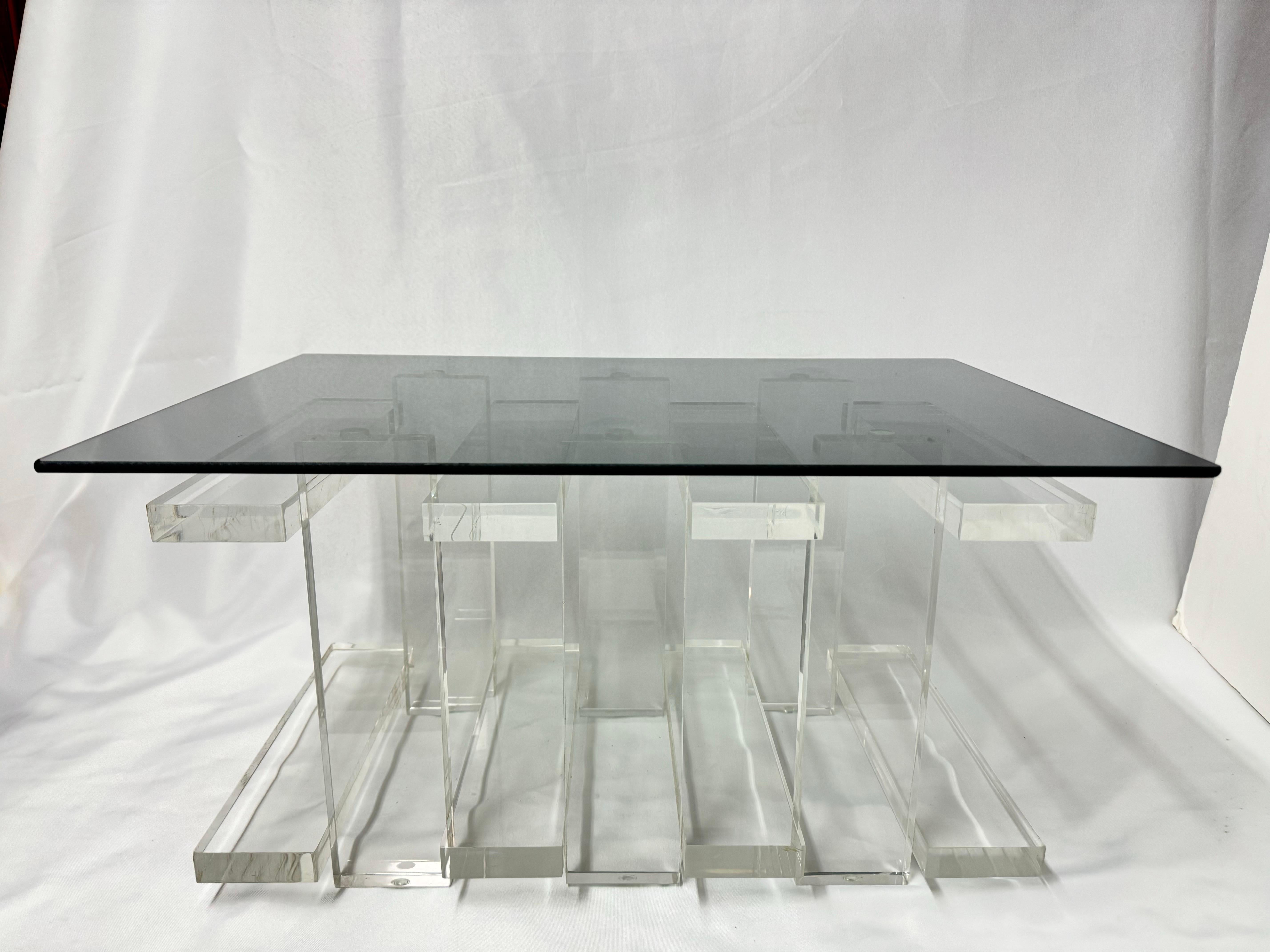 Mesa auxiliar apilada de lucita y cristal ahumado en venta 3