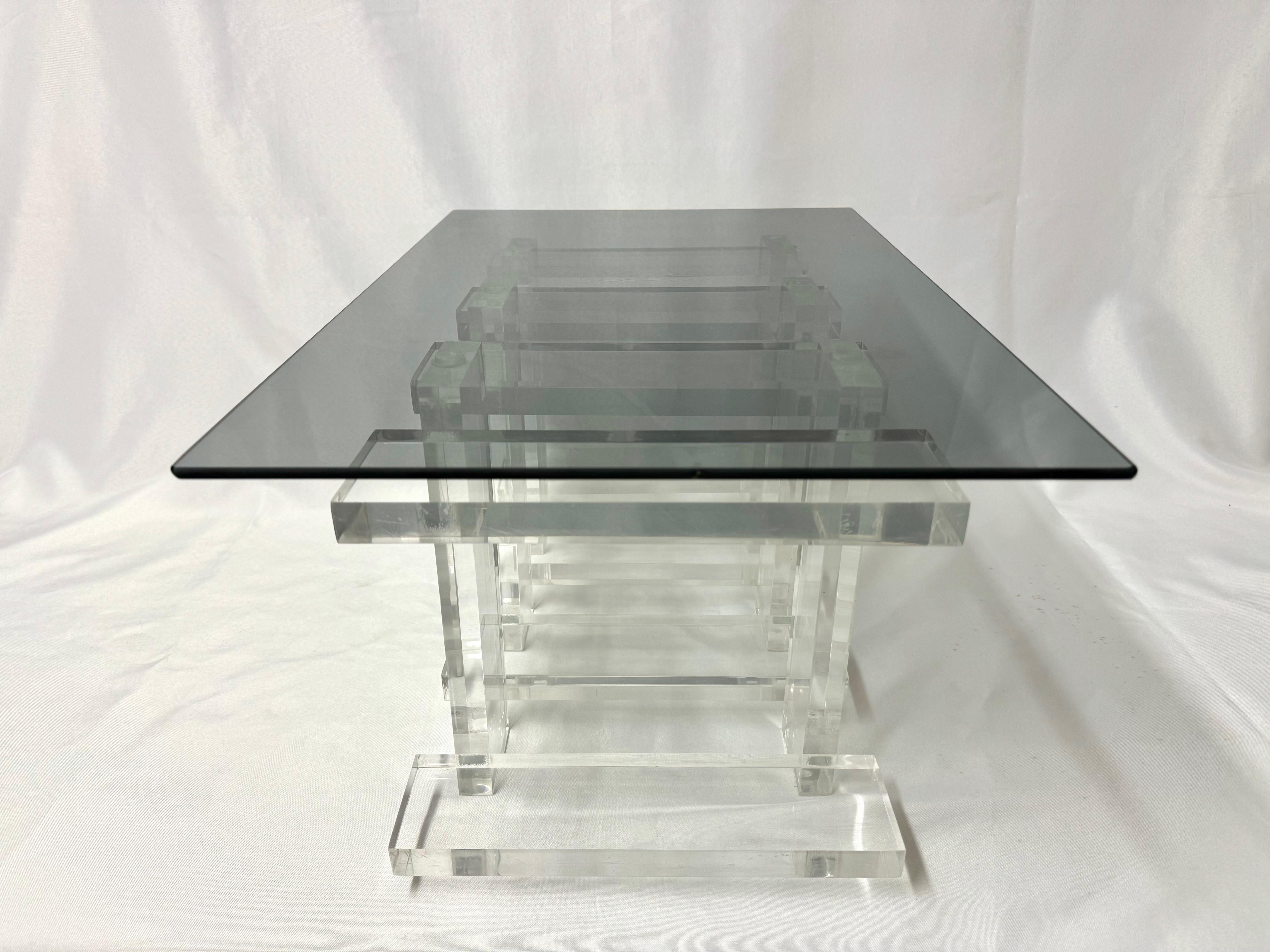 Mesa auxiliar apilada de lucita y cristal ahumado en venta 6