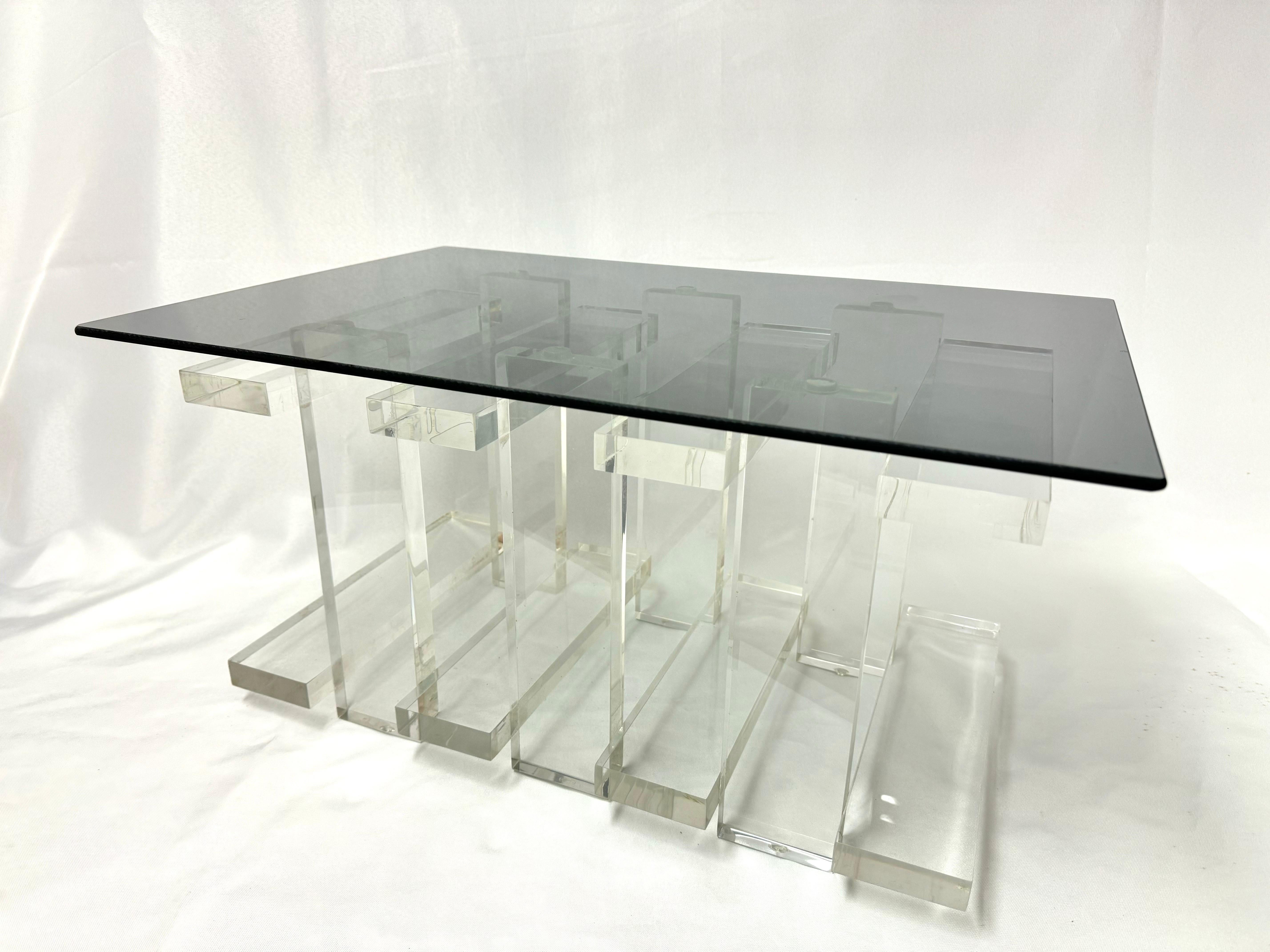Mesa auxiliar apilada de lucita y cristal ahumado en venta 9