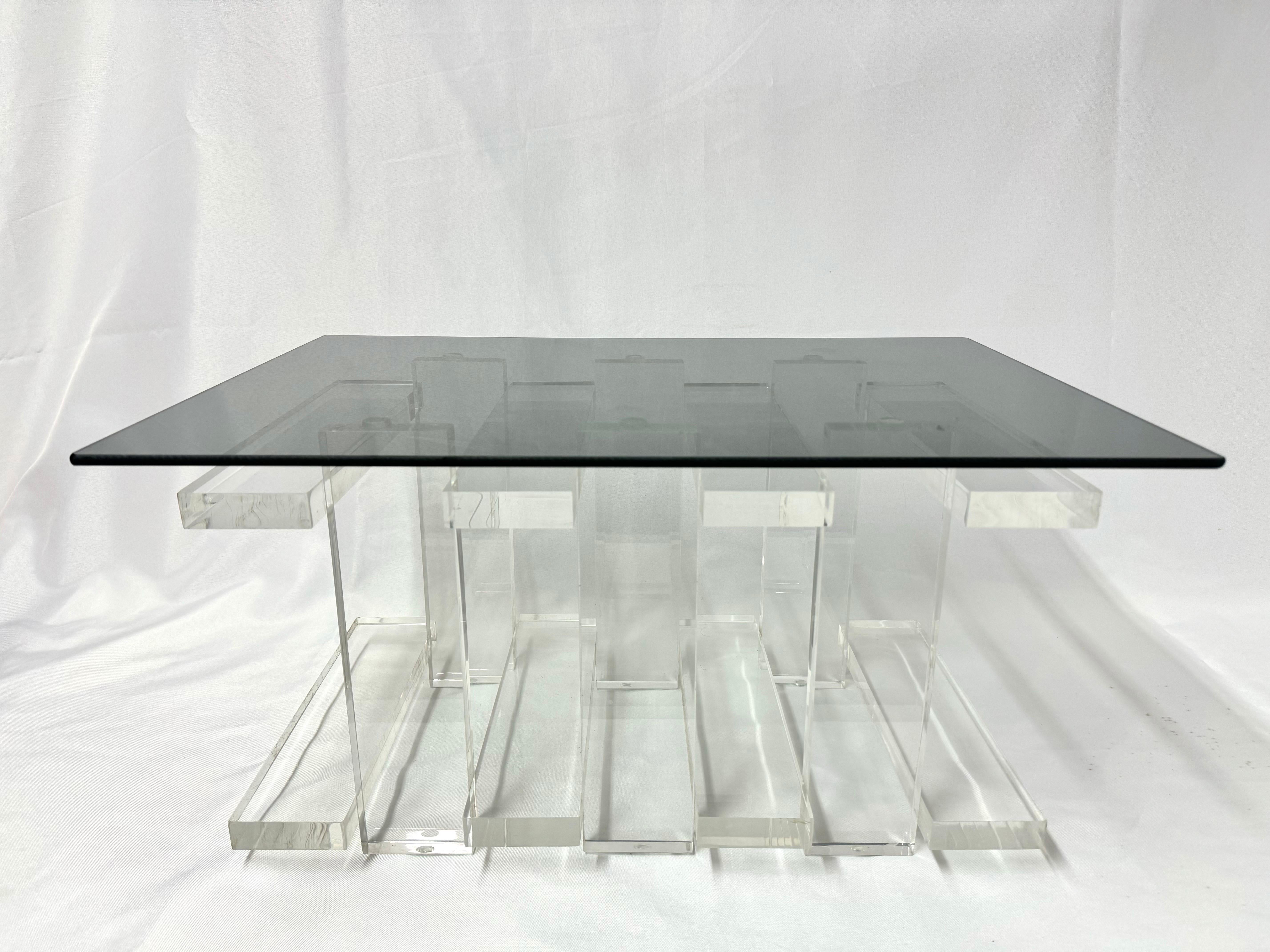 Mesa Apilable de Lucite y Cristal Ahumado. Bonito diseño vertical apilado con una preciosa parte superior contrastada de cristal ahumado . Utilízala como mesita baja o como mesa auxiliar. Al estilo de Charles Hollis Jones. También hay disponible