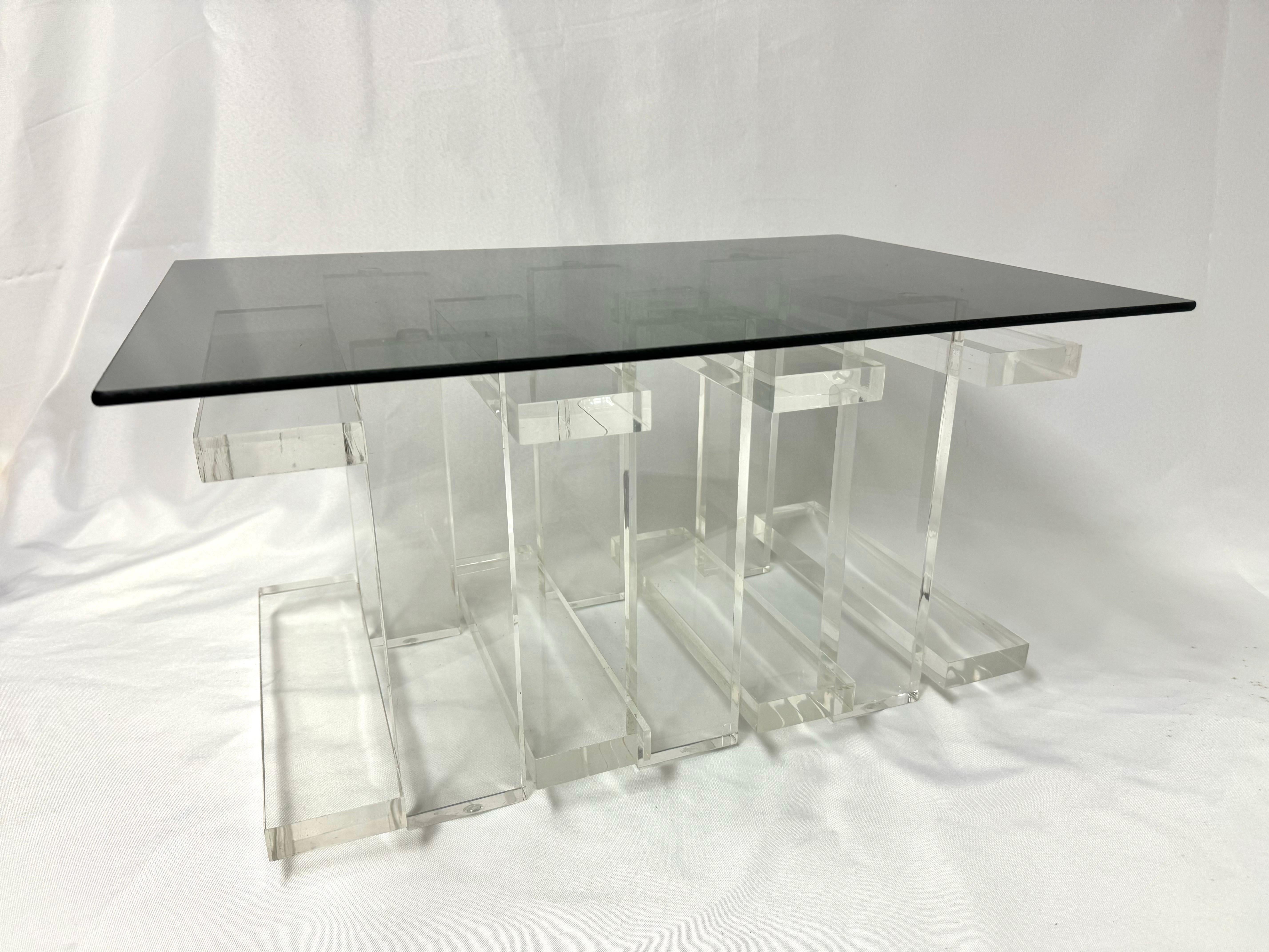 Mesa auxiliar apilada de lucita y cristal ahumado Moderno de mediados de siglo en venta