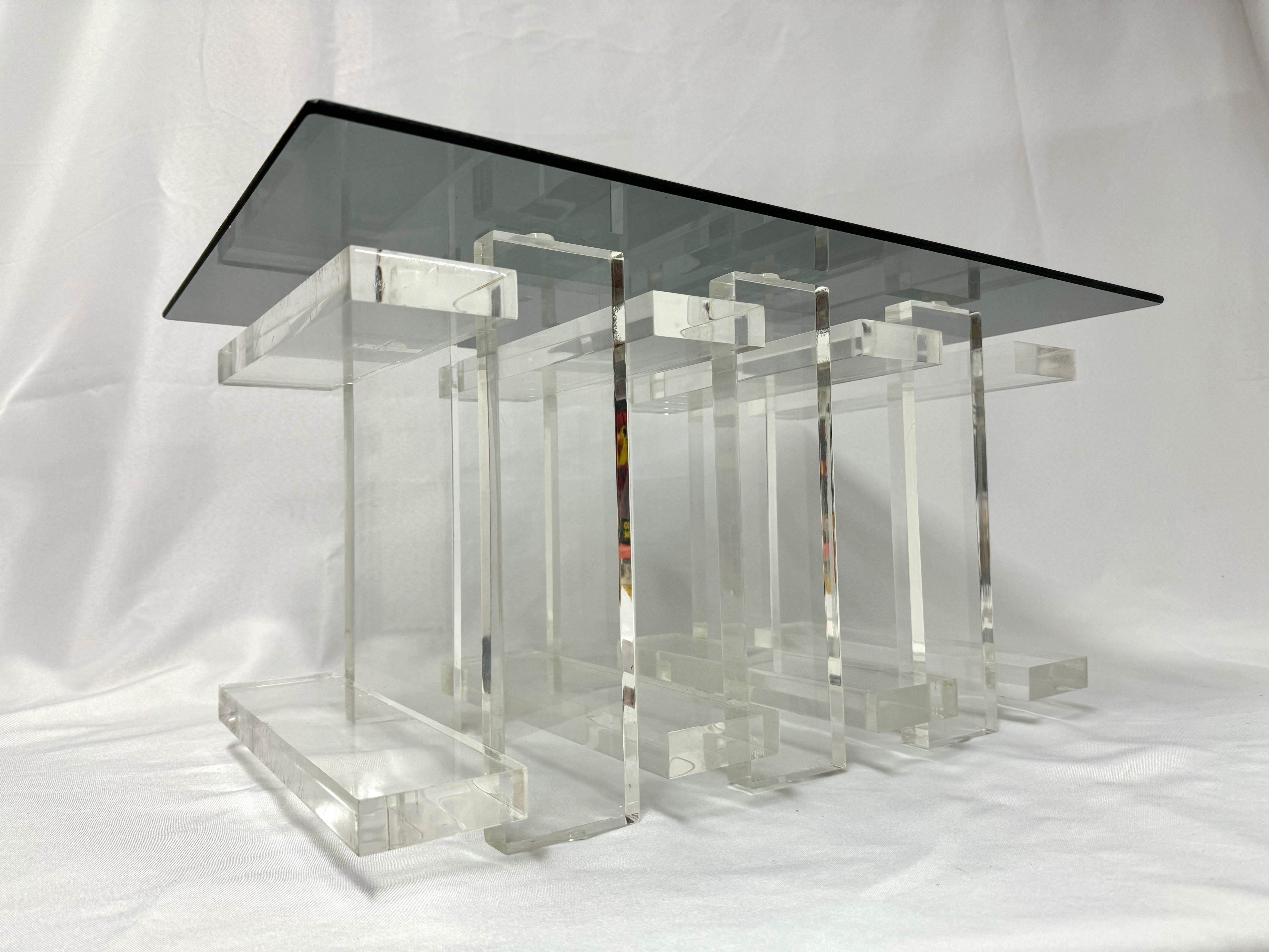 Mesa auxiliar apilada de lucita y cristal ahumado Estadounidense en venta