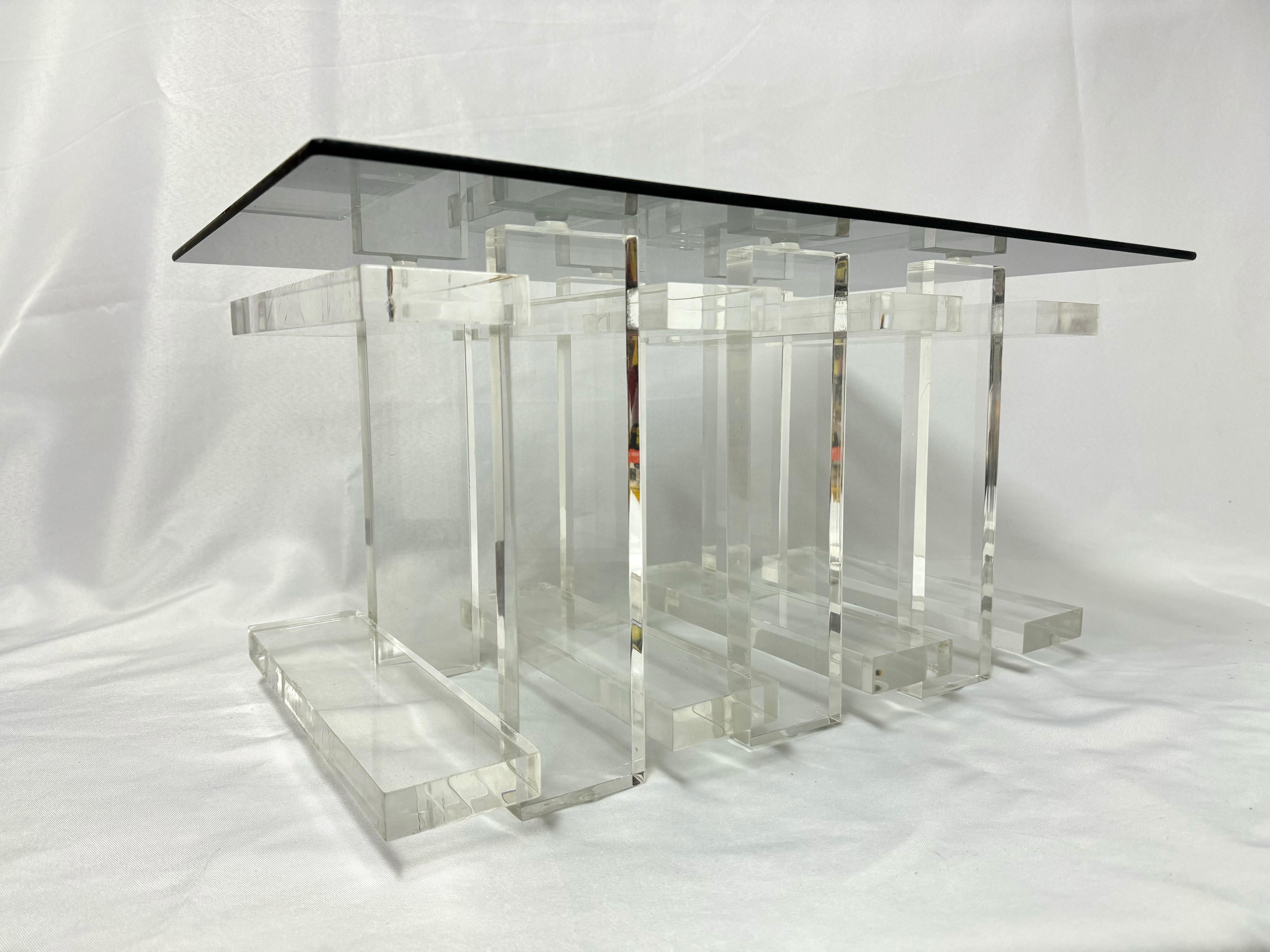 Mesa auxiliar apilada de lucita y cristal ahumado en Bueno estado para la venta en Redding, CT