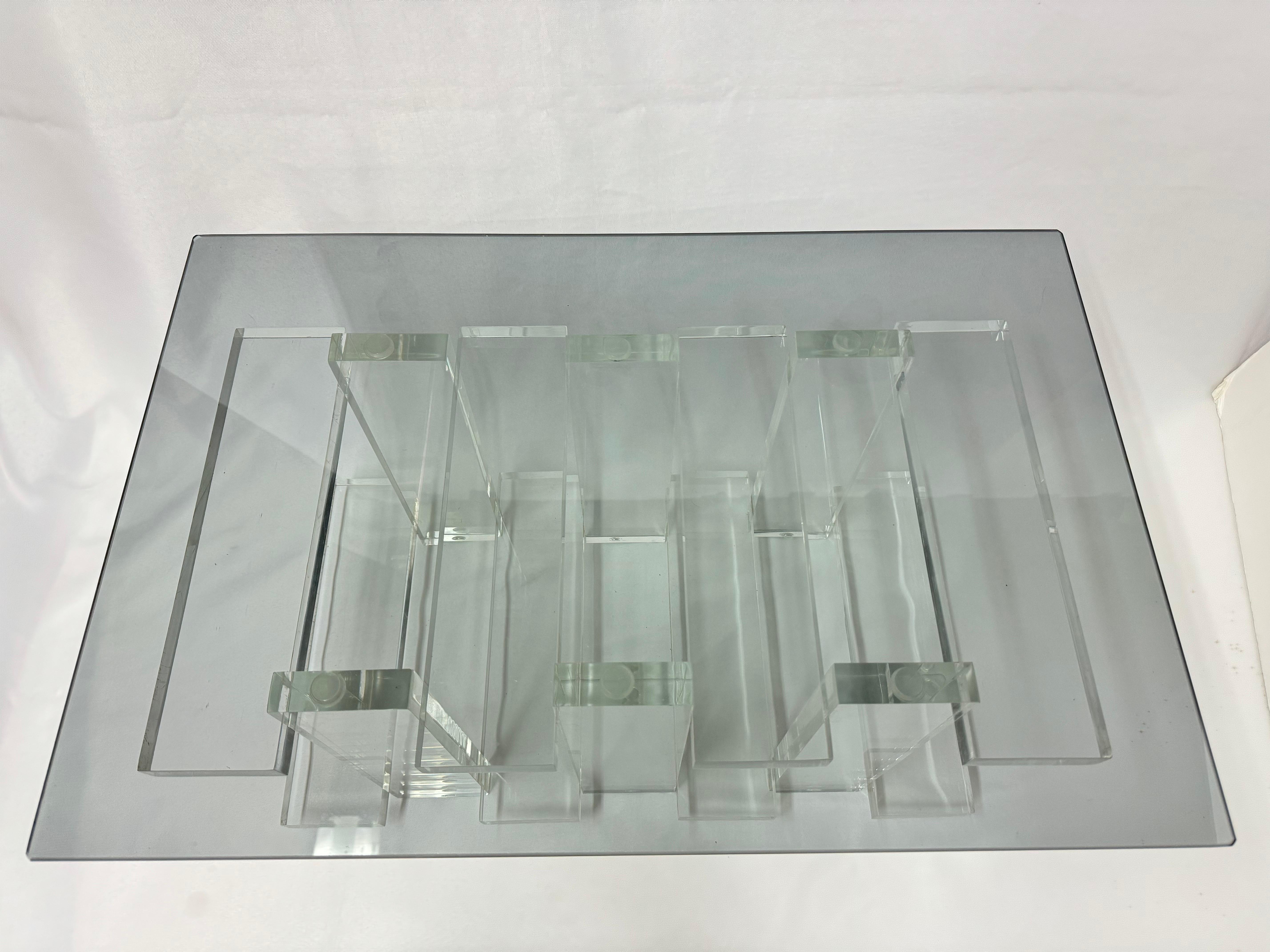 Mesa auxiliar apilada de lucita y cristal ahumado finales del siglo XX en venta