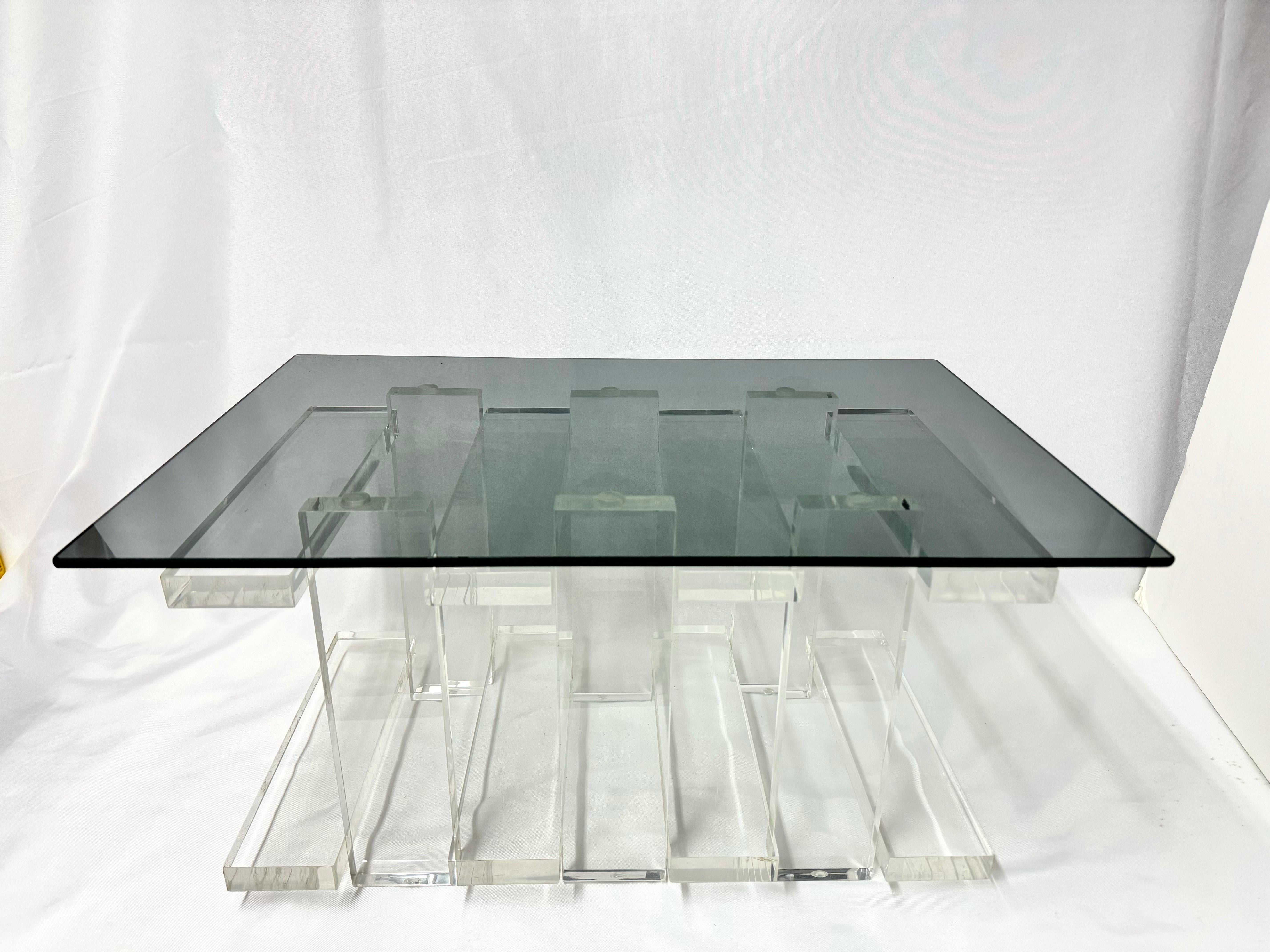Mesa auxiliar apilada de lucita y cristal ahumado Vidrio ahumado en venta