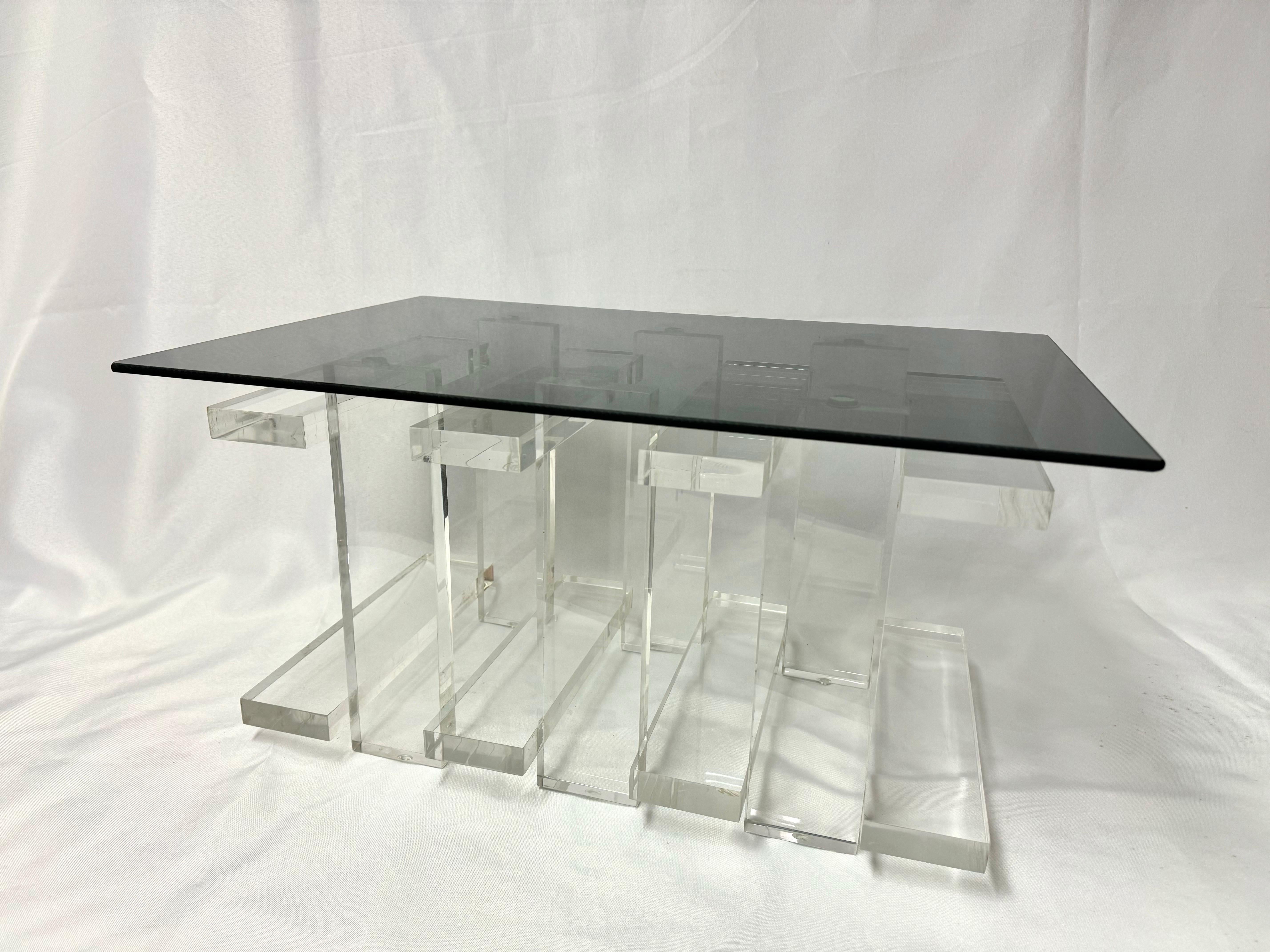 Mesa auxiliar apilada de lucita y cristal ahumado en venta 1