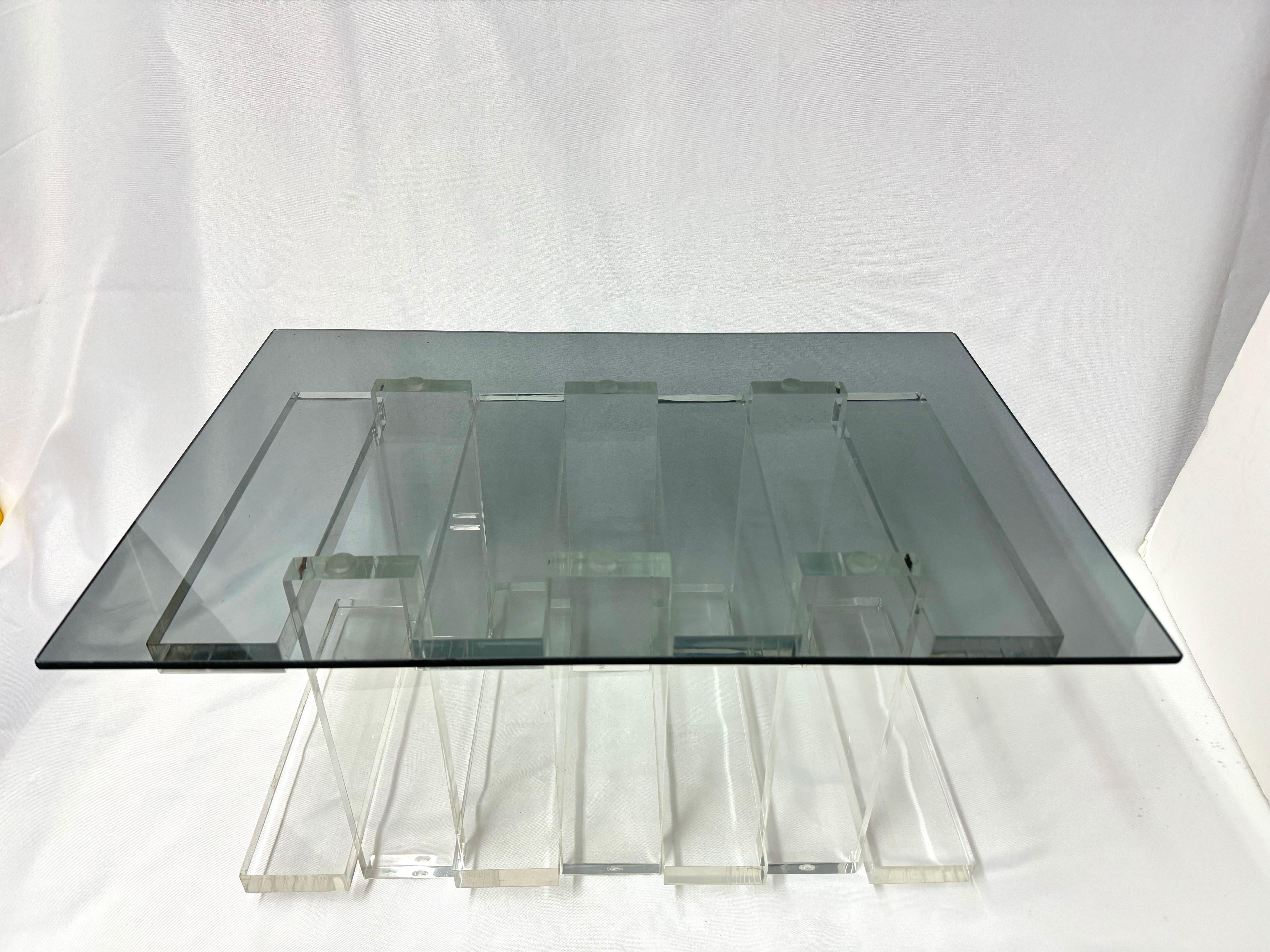 Mesa auxiliar apilada de lucita y cristal ahumado en venta 2