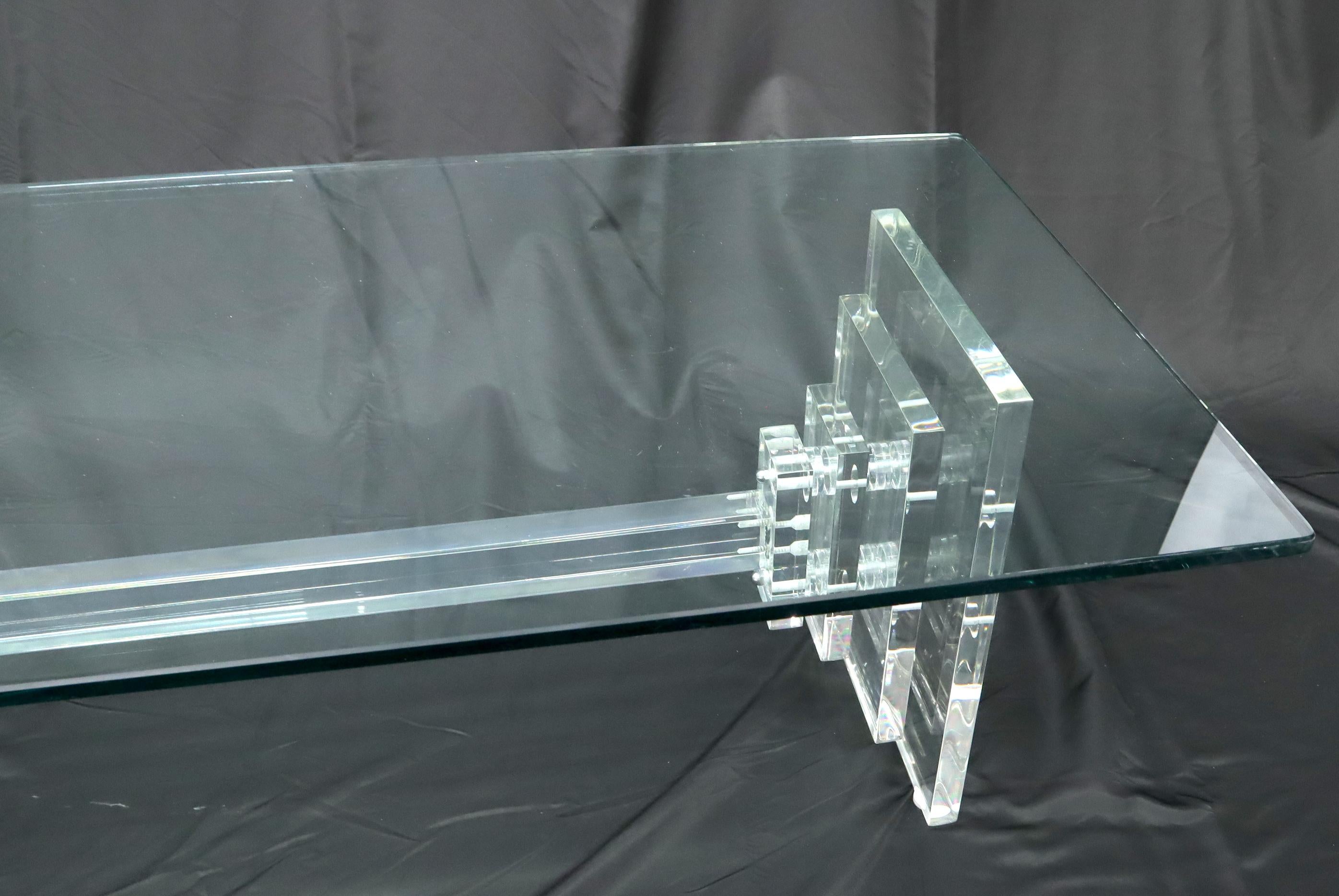 Table basse en verre à empilage lourd, de style moderne du milieu du siècle, avec base en Lucite.