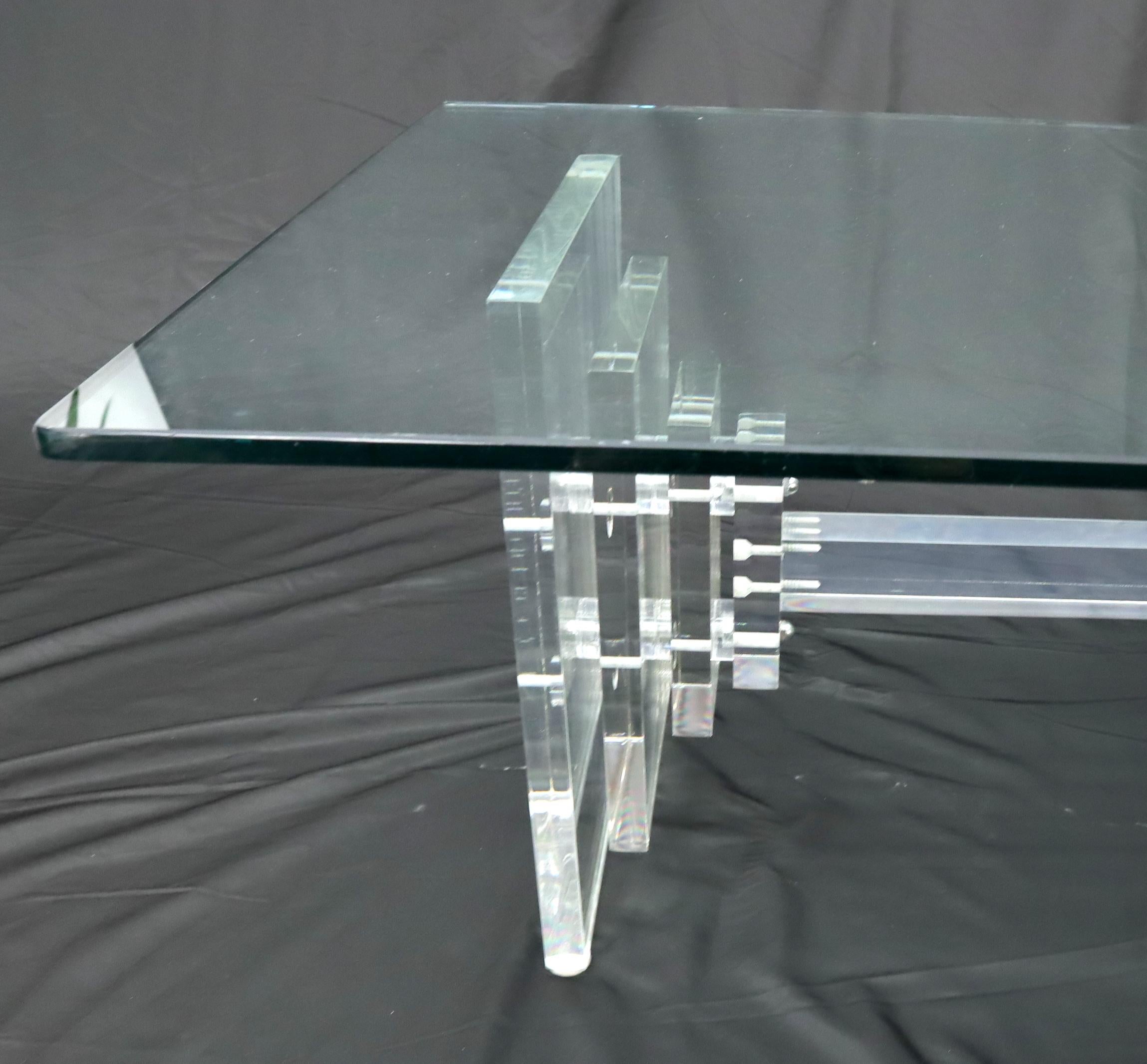 Mid-Century Modern Table basse rectangulaire à base en lucite empilée et plateau en verre en vente