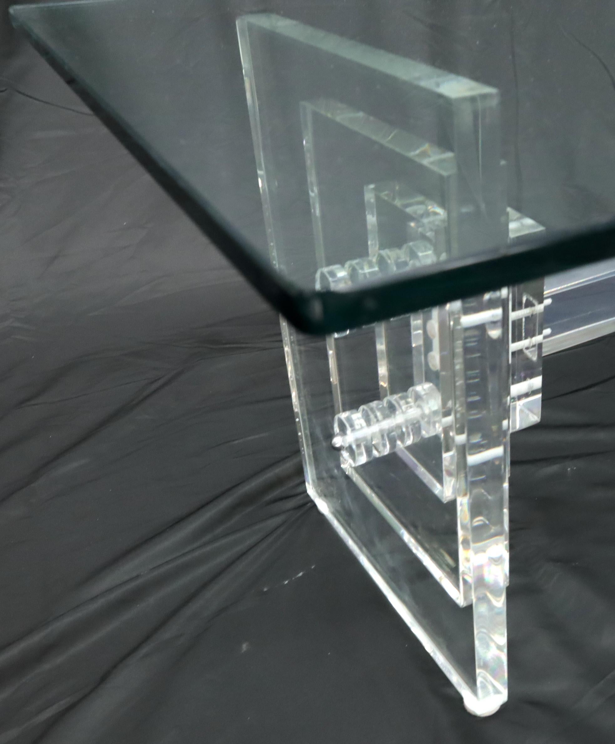 Américain Table basse rectangulaire à base en lucite empilée et plateau en verre en vente