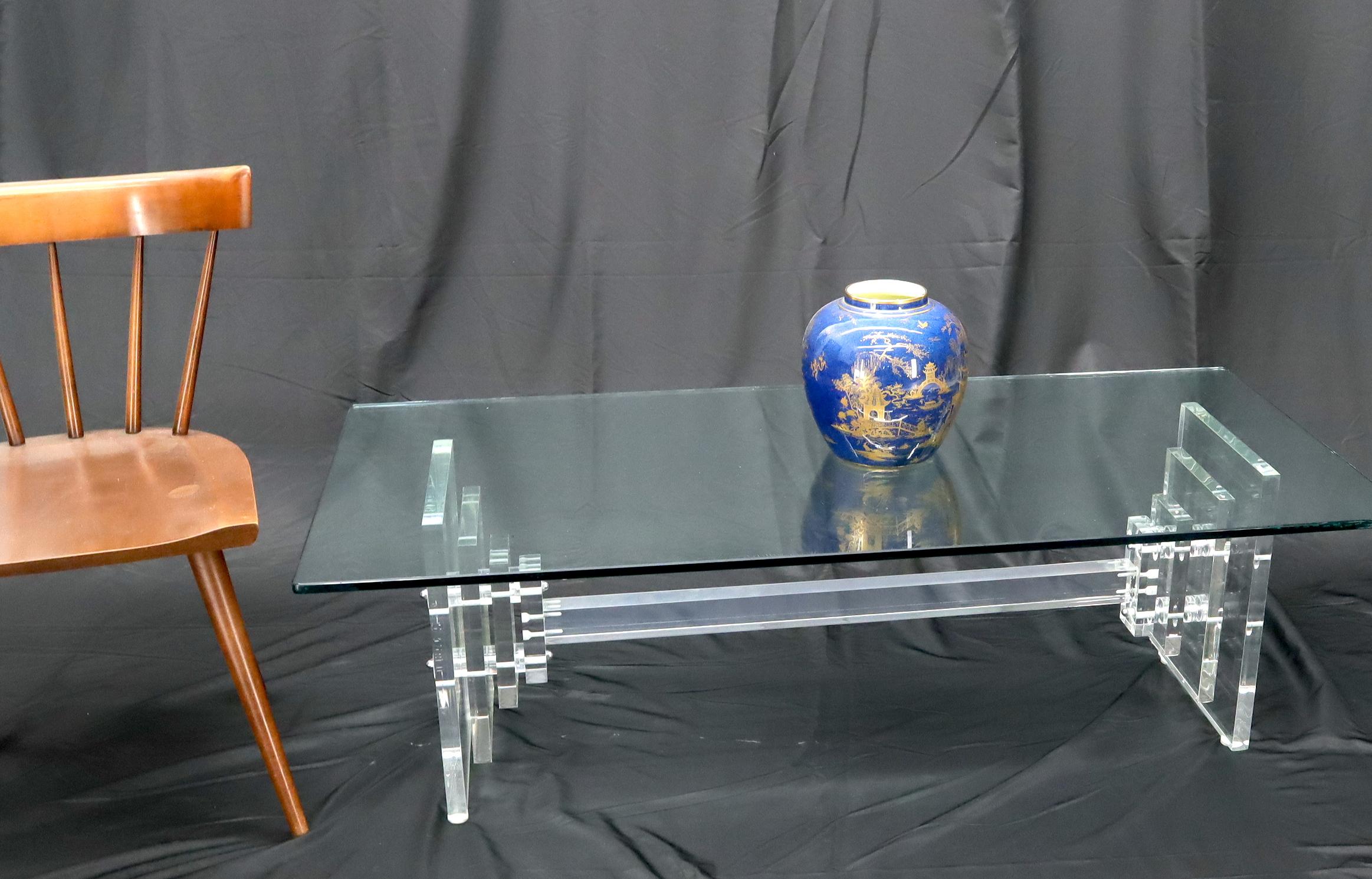 Verre Table basse rectangulaire à base en lucite empilée et plateau en verre en vente