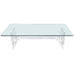 Table basse rectangulaire à base en lucite empilée et plateau en verre