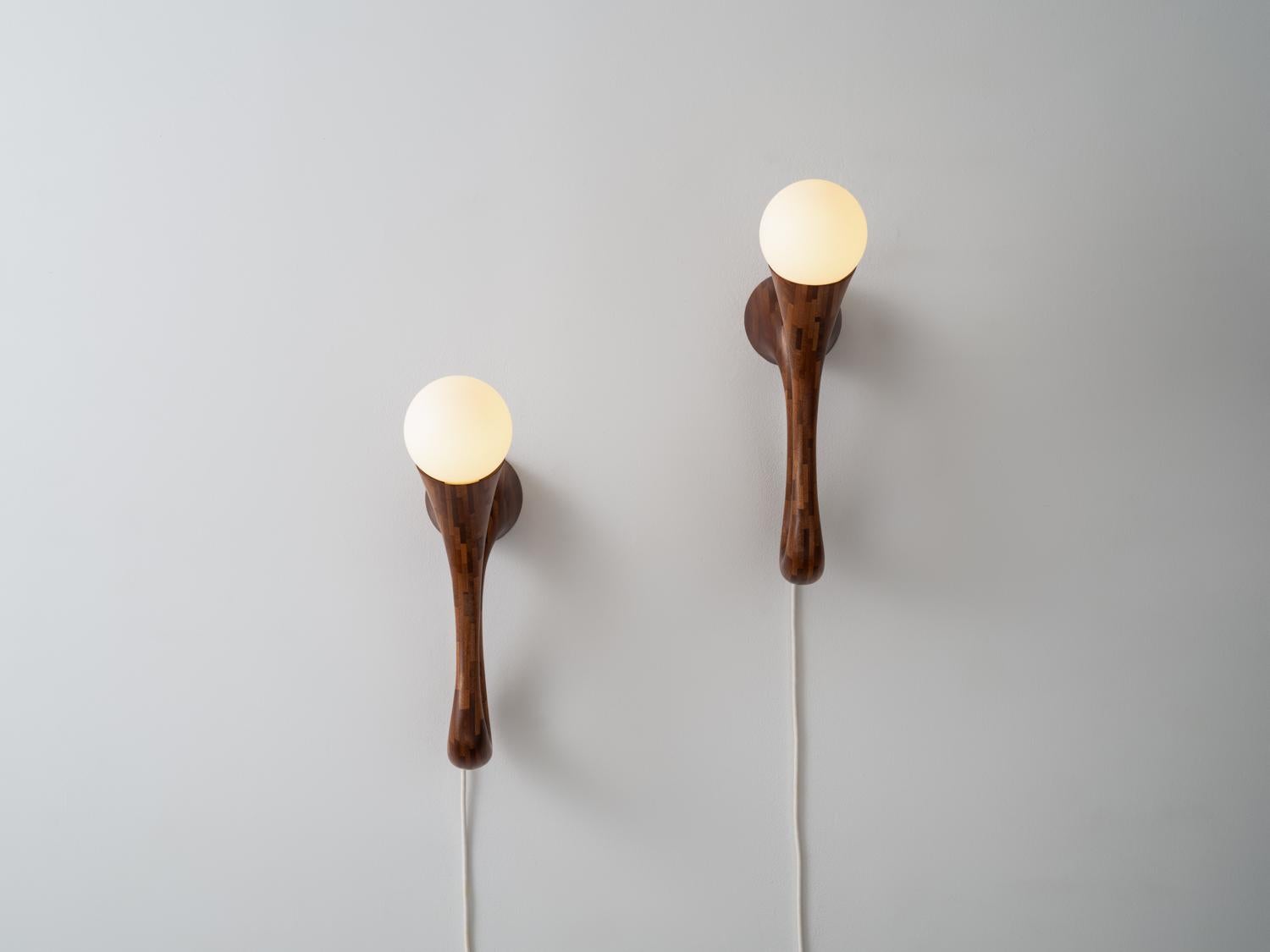 La bellezza dello stile STACKED di Richard si basa interamente sul processo. Questa coppia di applique identiche, realizzate in mogano di recupero, sono dotate di lampadine LED Porcelain III di Tala. Come ogni oggetto STACKED creato da Richard,