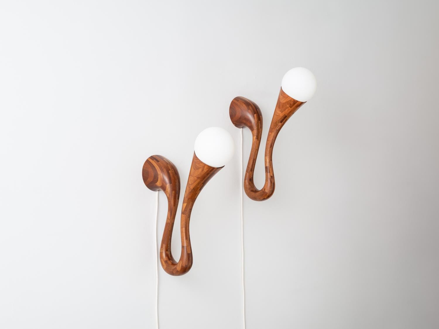 Trapuntato La Sconce STACKED in mogano n.2, di Richard Haining, è disponibile ora in coppia in vendita