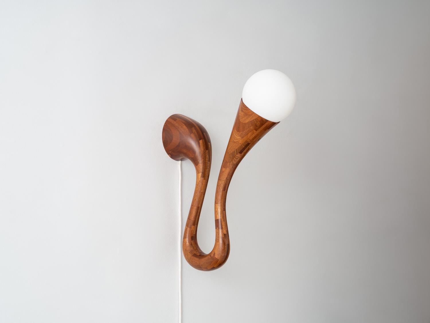 XXI secolo e contemporaneo La Sconce STACKED in mogano n.2, di Richard Haining, è disponibile ora in coppia in vendita