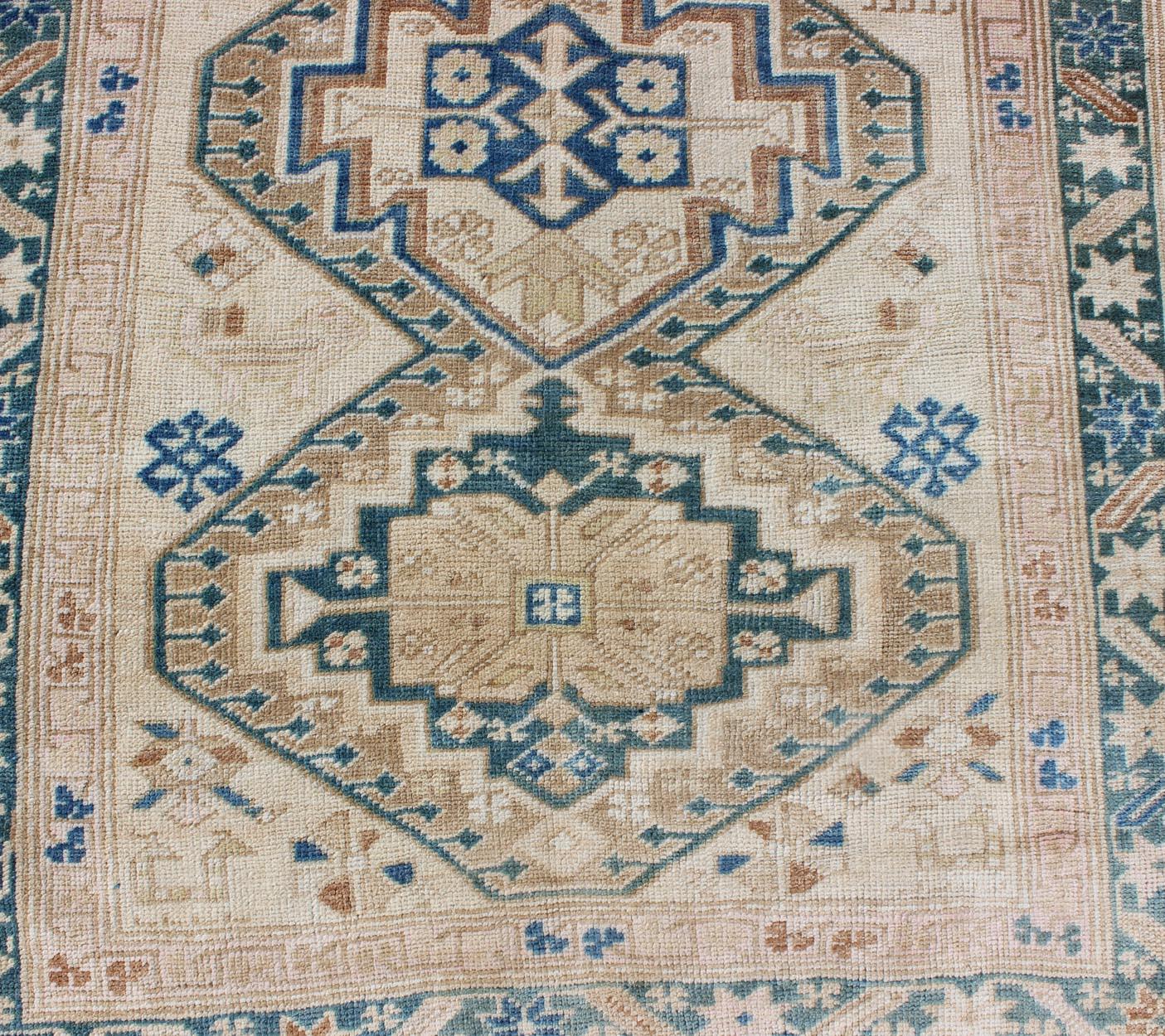 Tappeto Oushak antico turco a medaglioni impilati in verde acqua e avorio  3'5 x 12' in vendita 3