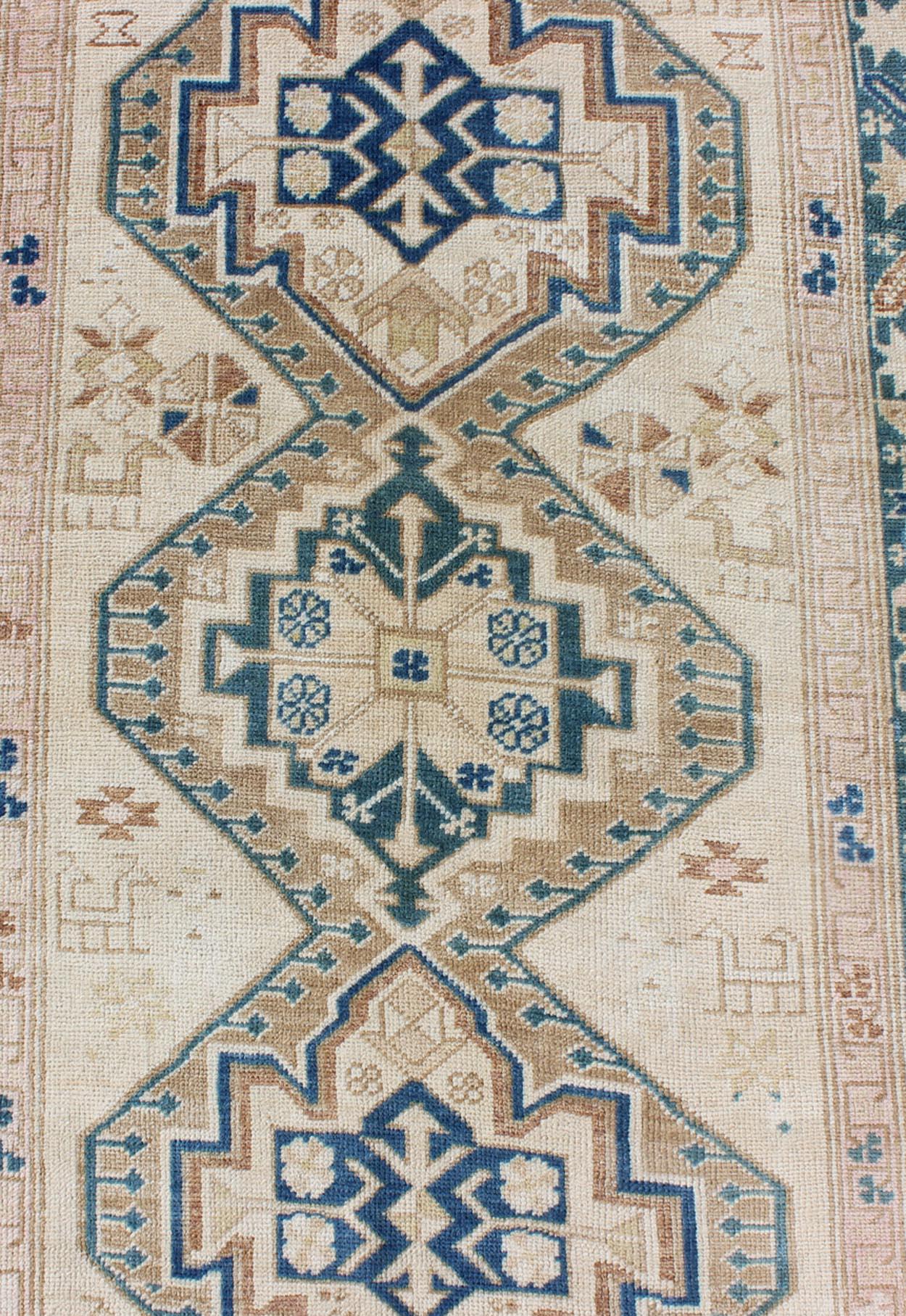 Tappeto Oushak antico turco a medaglioni impilati in verde acqua e avorio  3'5 x 12' in vendita 1