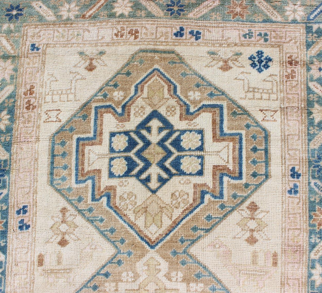 Tappeto Oushak antico turco a medaglioni impilati in verde acqua e avorio  3'5 x 12' in vendita 2