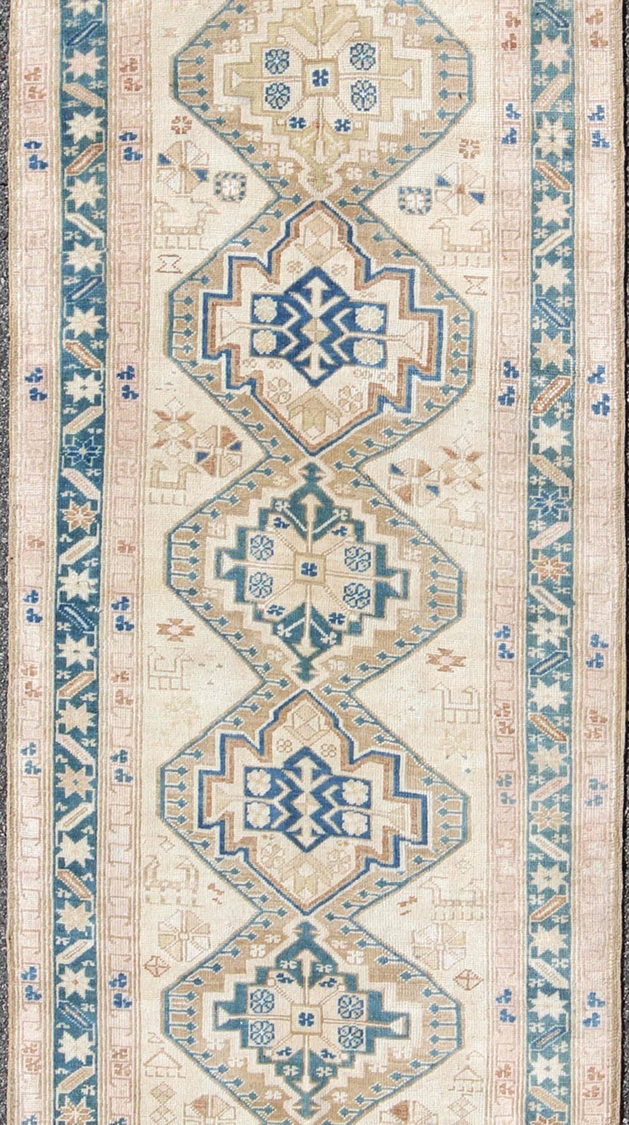 Alfombra turca antigua Oushak de medallones apilados en verde azulado, marfil, crema y nude Turco en venta