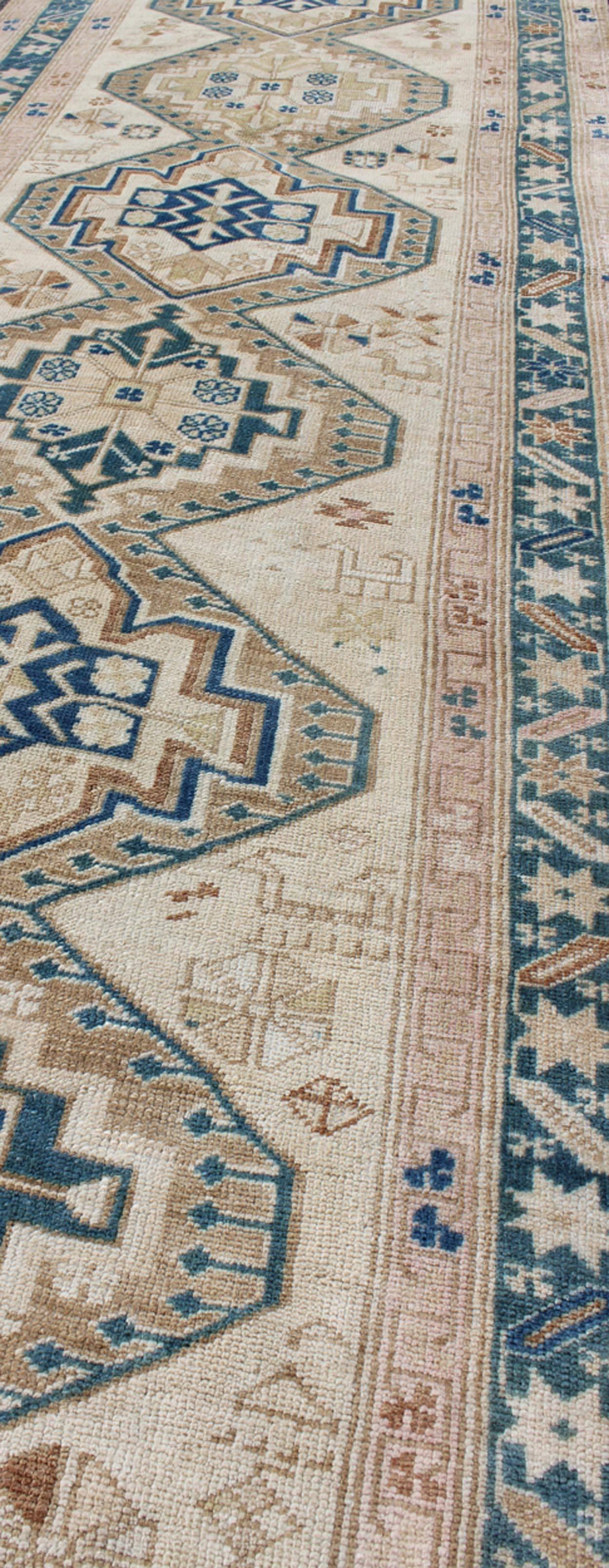 Alfombra turca antigua Oushak de medallones apilados en verde azulado, marfil, crema y nude en Excelente estado para la venta en Atlanta, GA