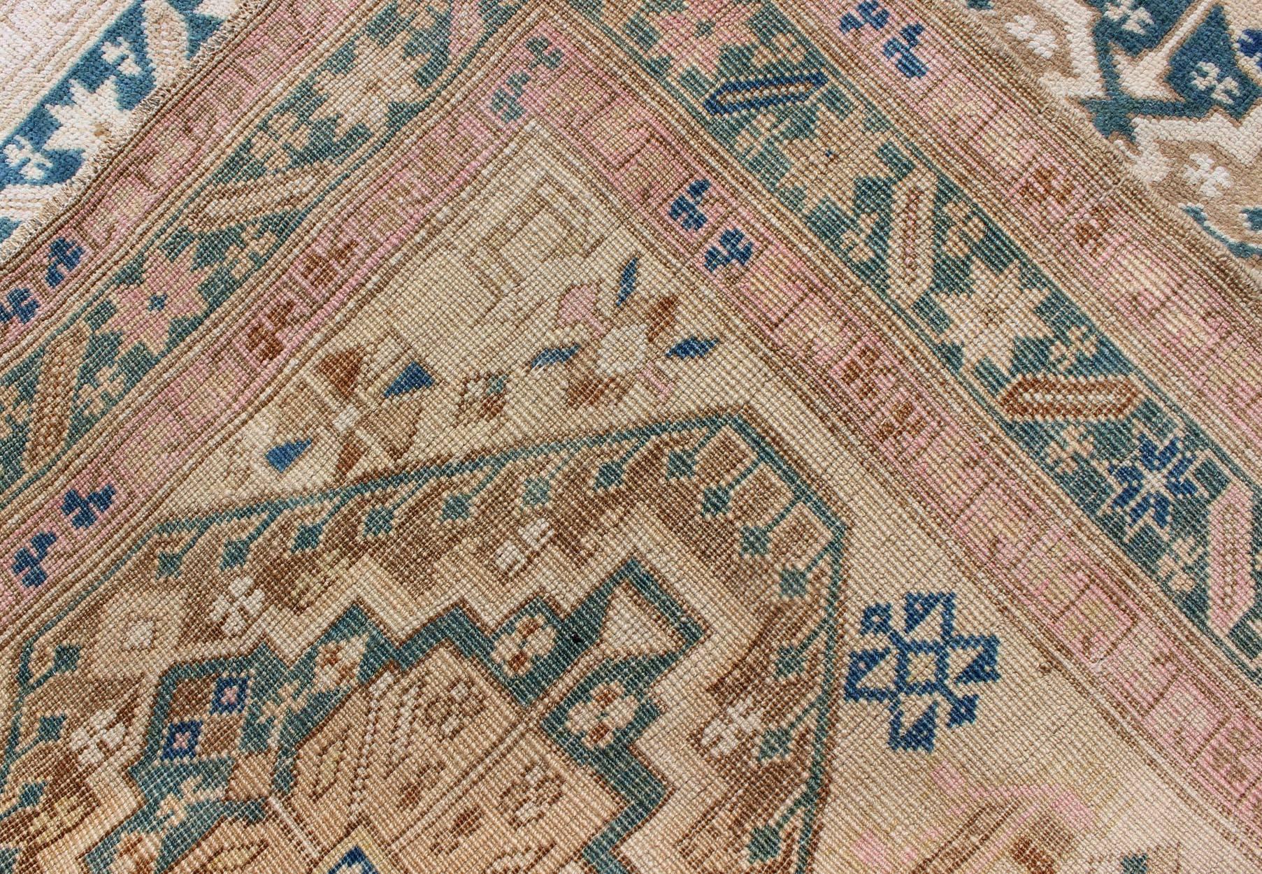 Alfombra turca antigua Oushak de medallones apilados en verde azulado, marfil, crema y nude Lana en venta