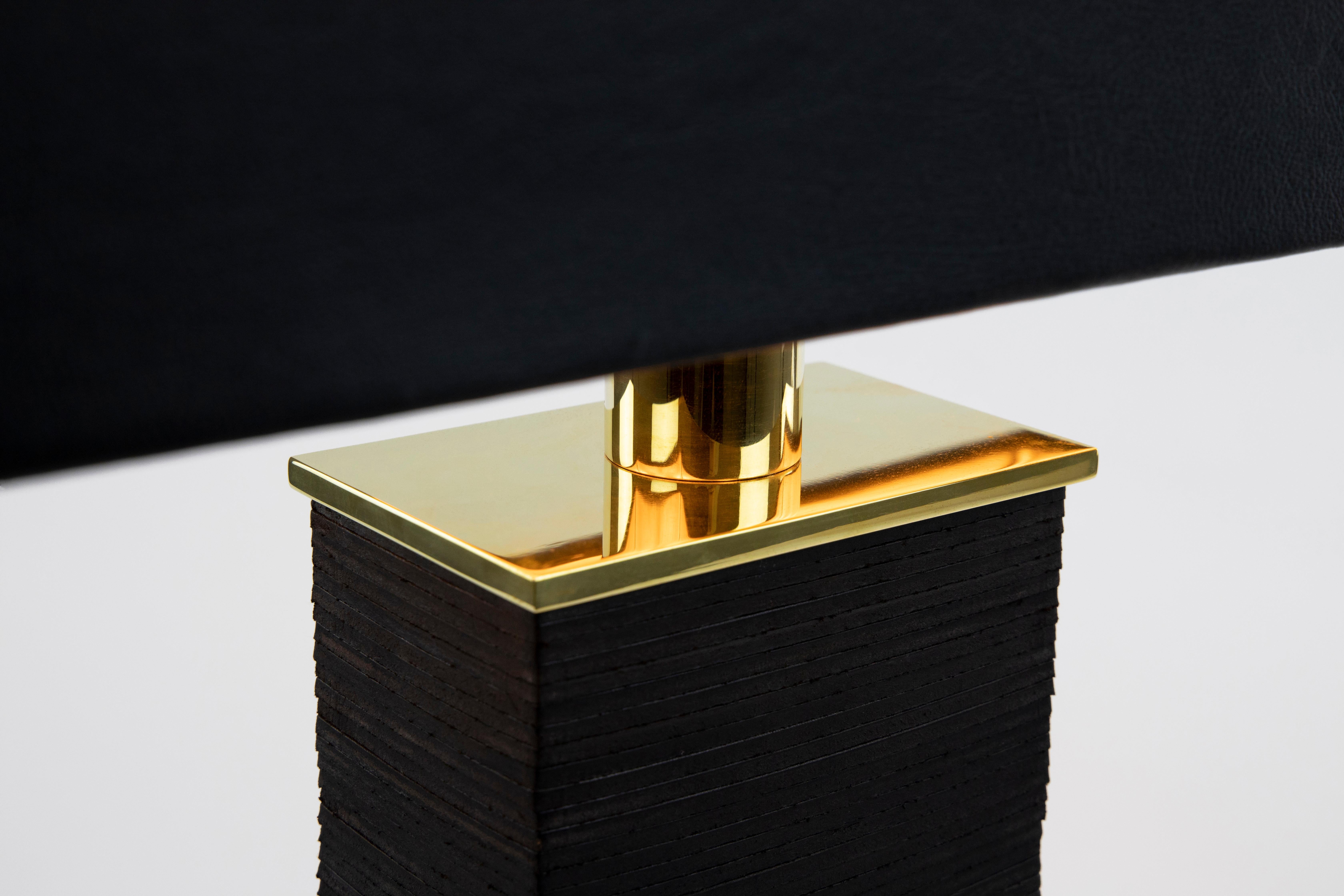 Moderne Lampe de bureau Monolith en cuir, laiton et or 24 carats de Christopher Kreiling en vente