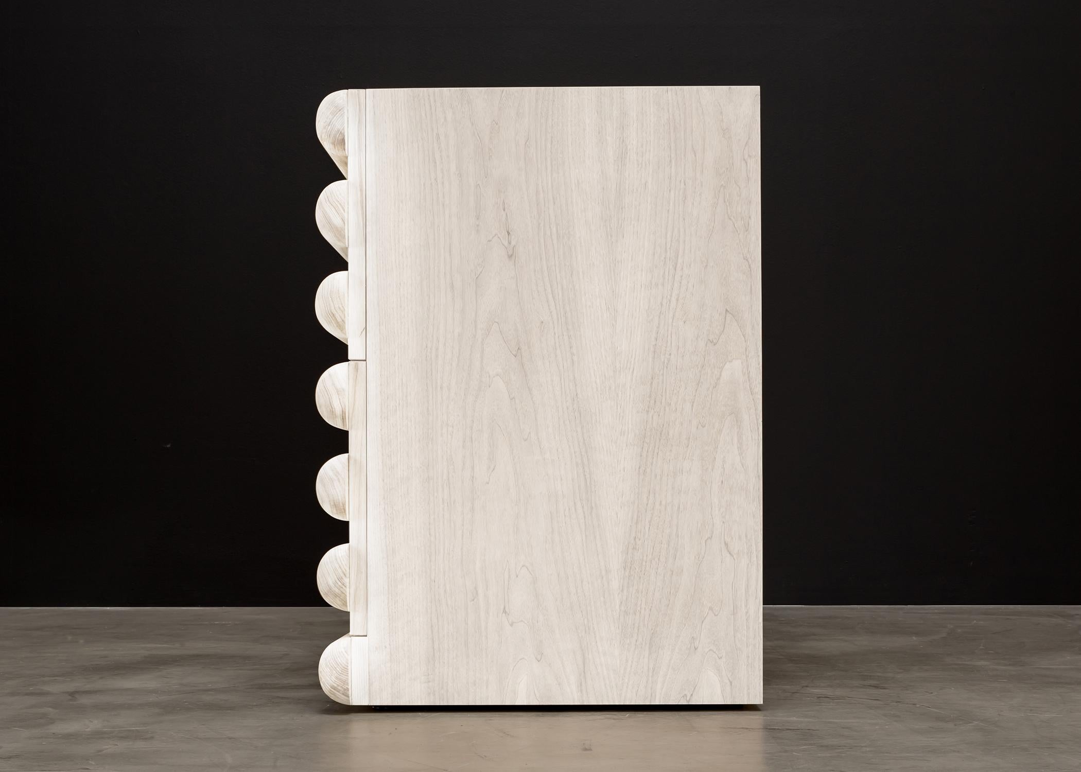 XXIe siècle et contemporain STACKED NIGHTSTAND - Moderne chêne blanc blanchi avec chrome satiné fumé en vente
