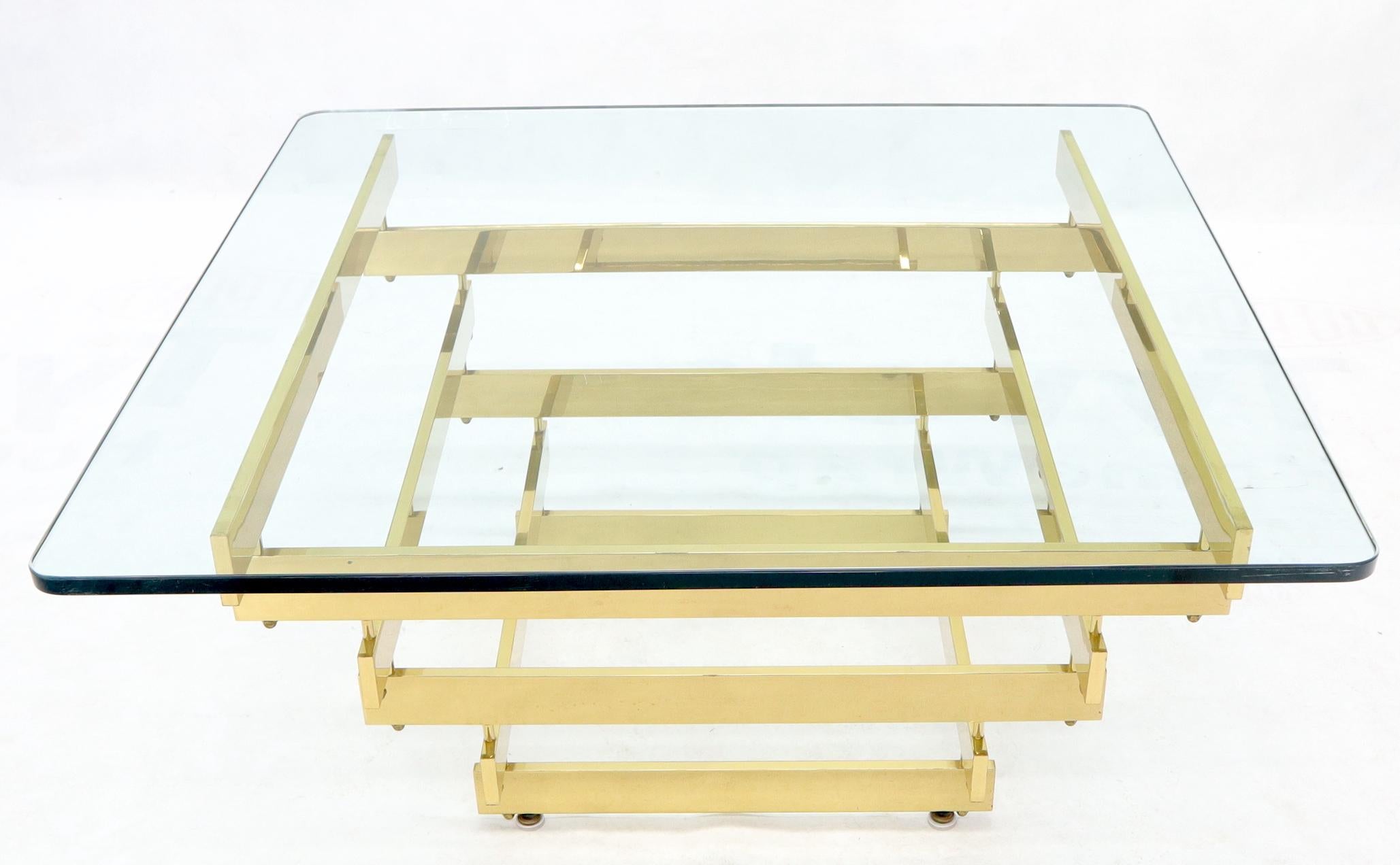 Américain Table basse carrée empilée avec barres en laiton laqué poli et plateau en verre en vente
